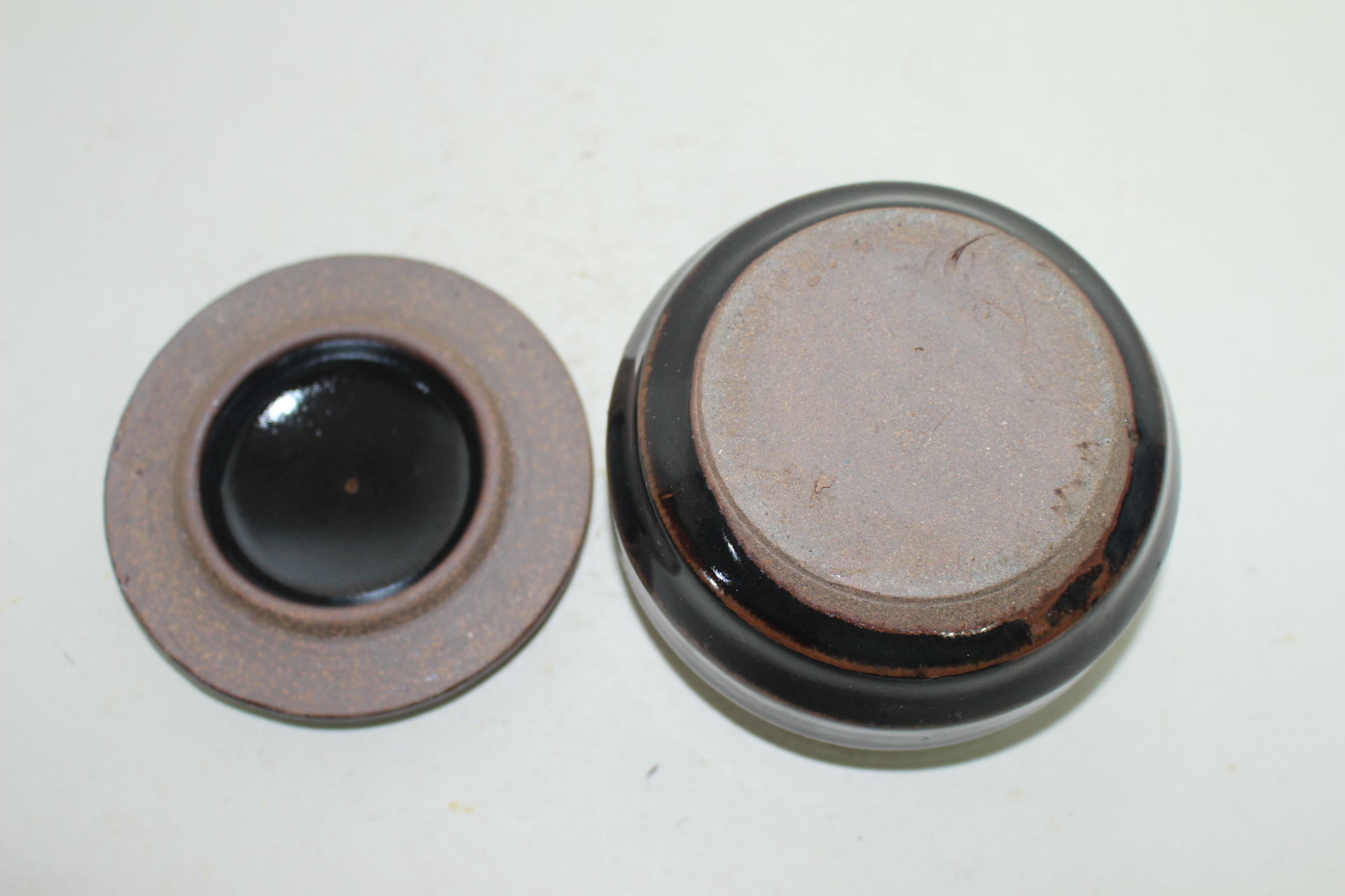 흑유청자 두껑있는 차통