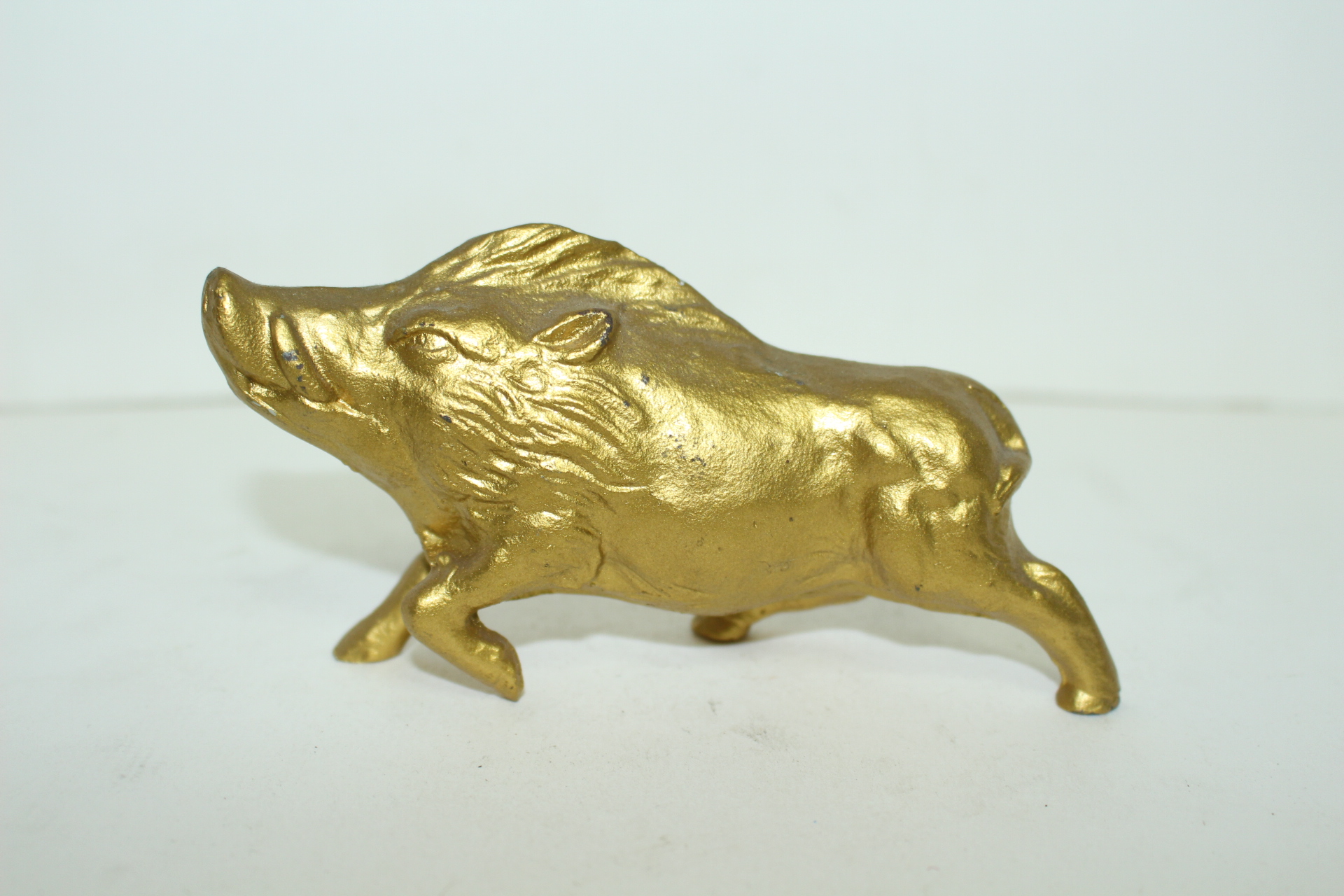 묵직한 무쇠에 금채된 멧돼지 조각상