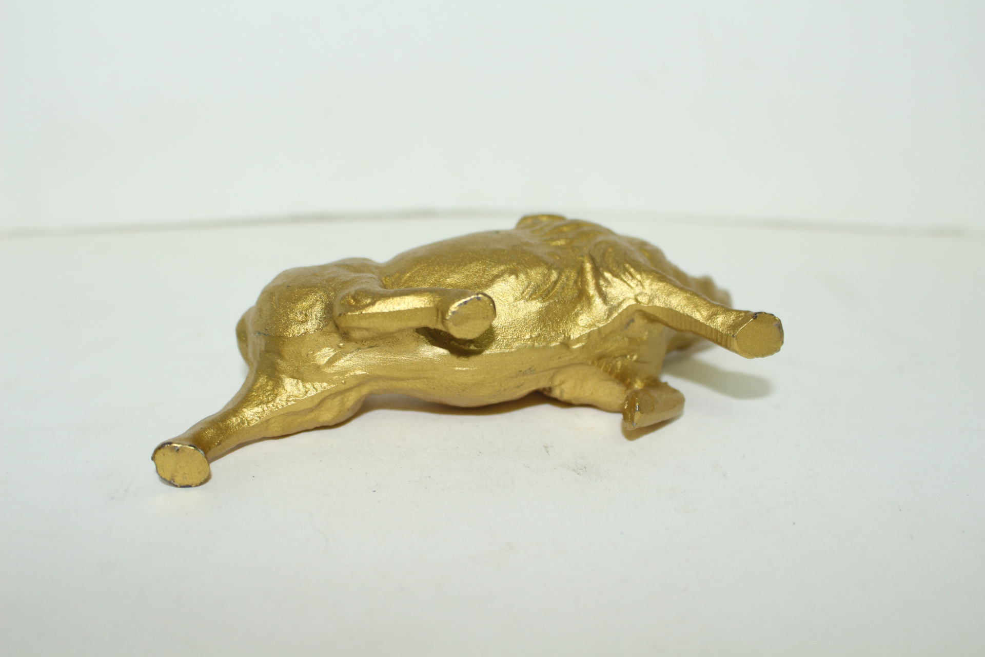 묵직한 무쇠에 금채된 멧돼지 조각상