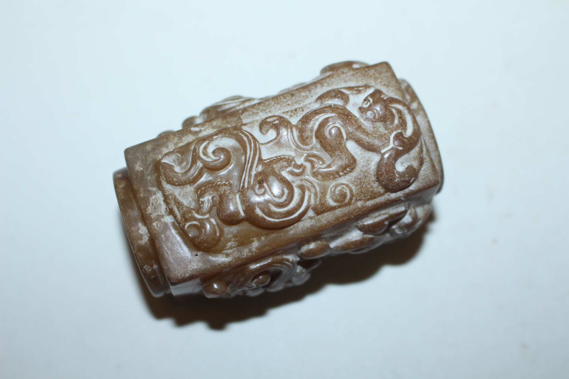 퇴화황옥돌 해태용이 사면에 조각된 옥노리개