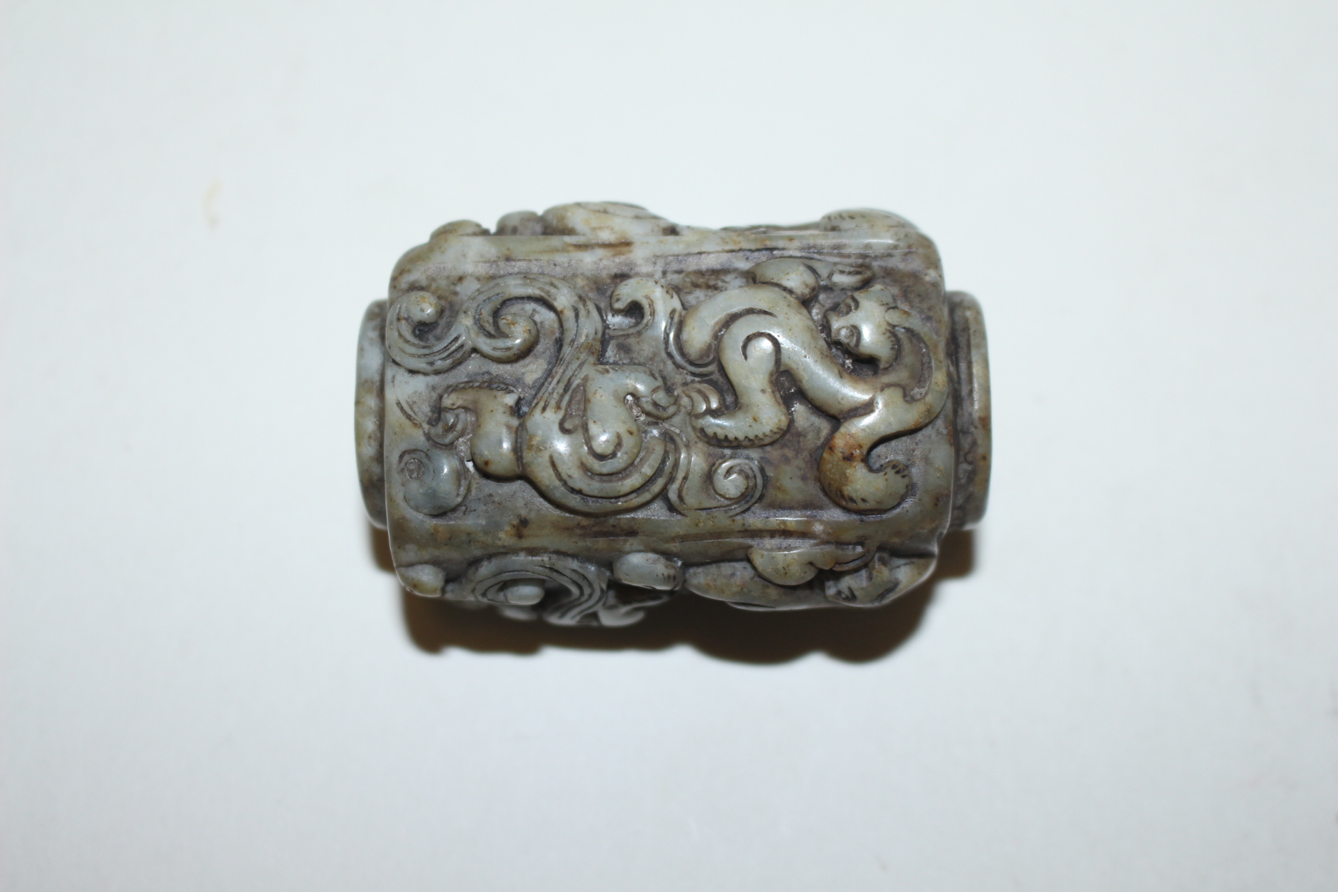 퇴화백옥돌로된 해태용이 사면에 조각된 옥노리개