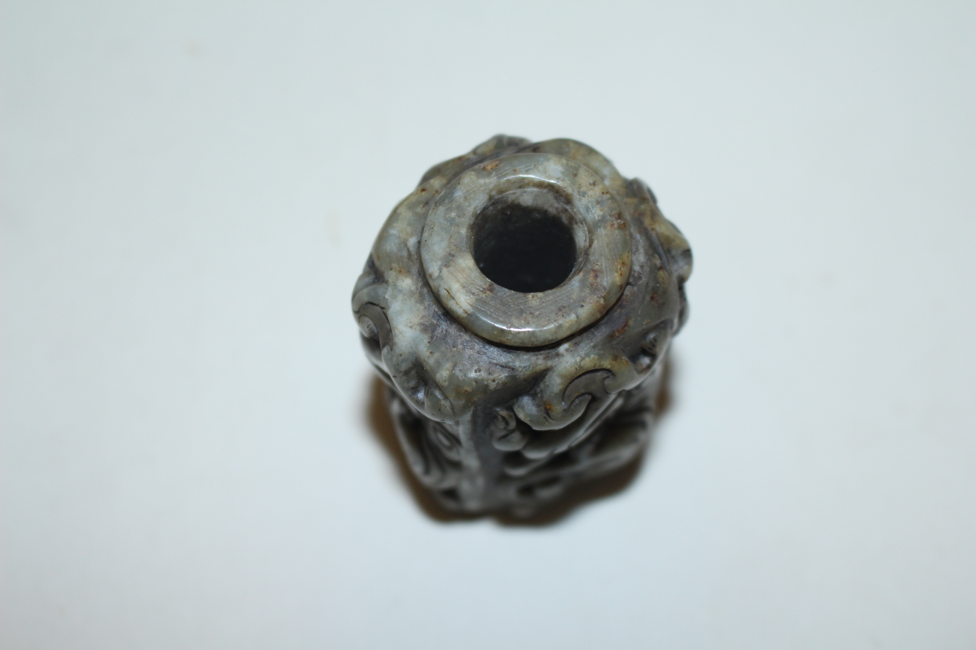 퇴화백옥돌로된 해태용이 사면에 조각된 옥노리개