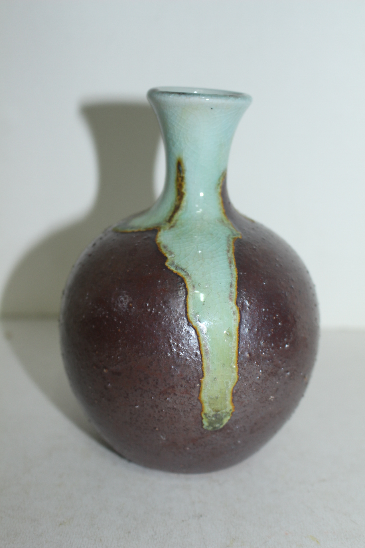 유약흘림이 좋은 청자 주병