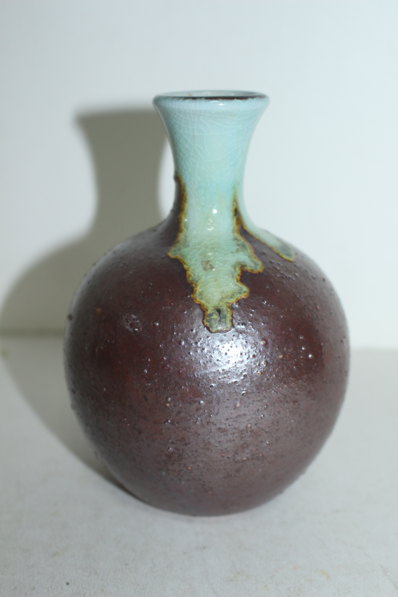 유약흘림이 좋은 청자 주병