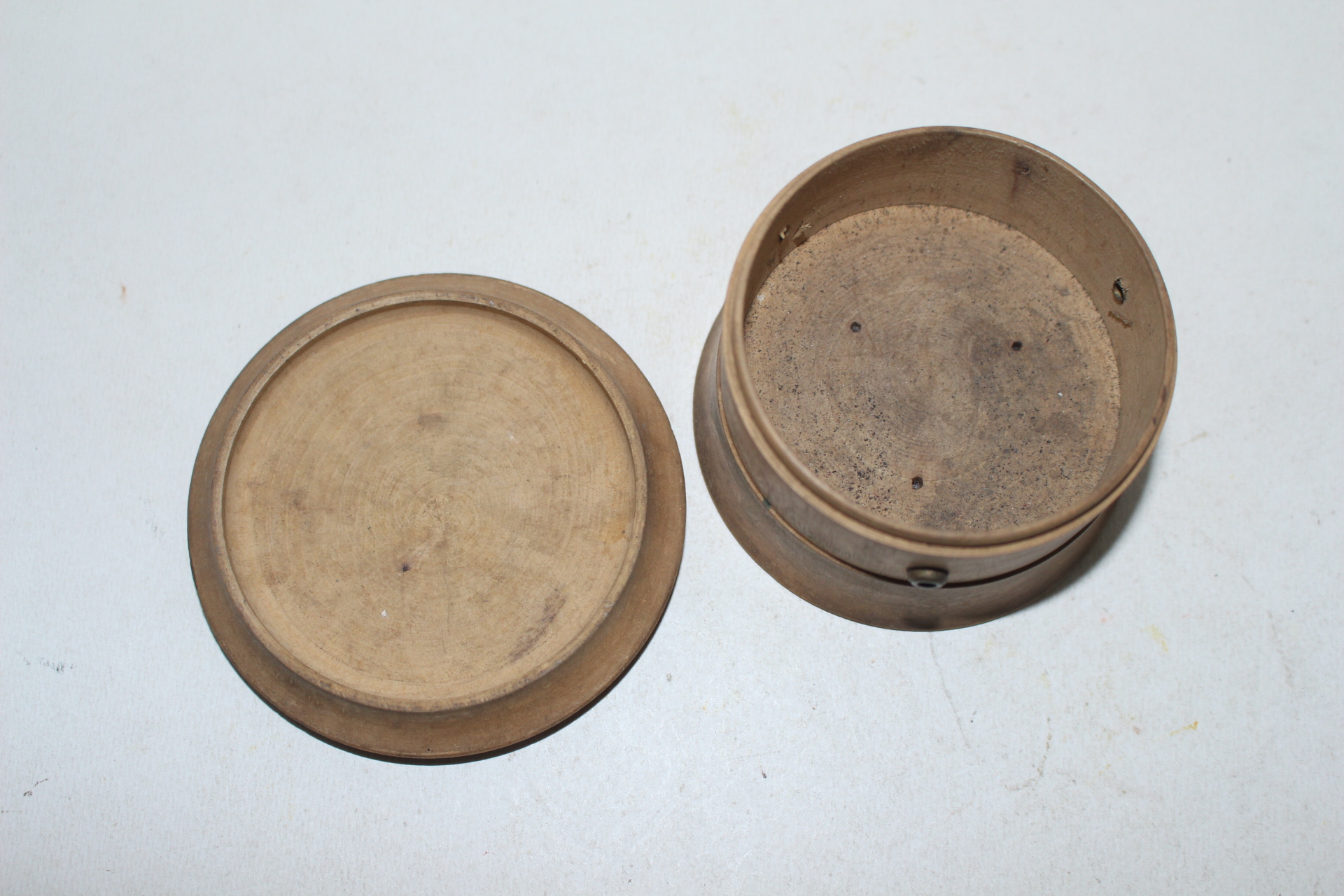 근대사 나무에 채색화문된 합