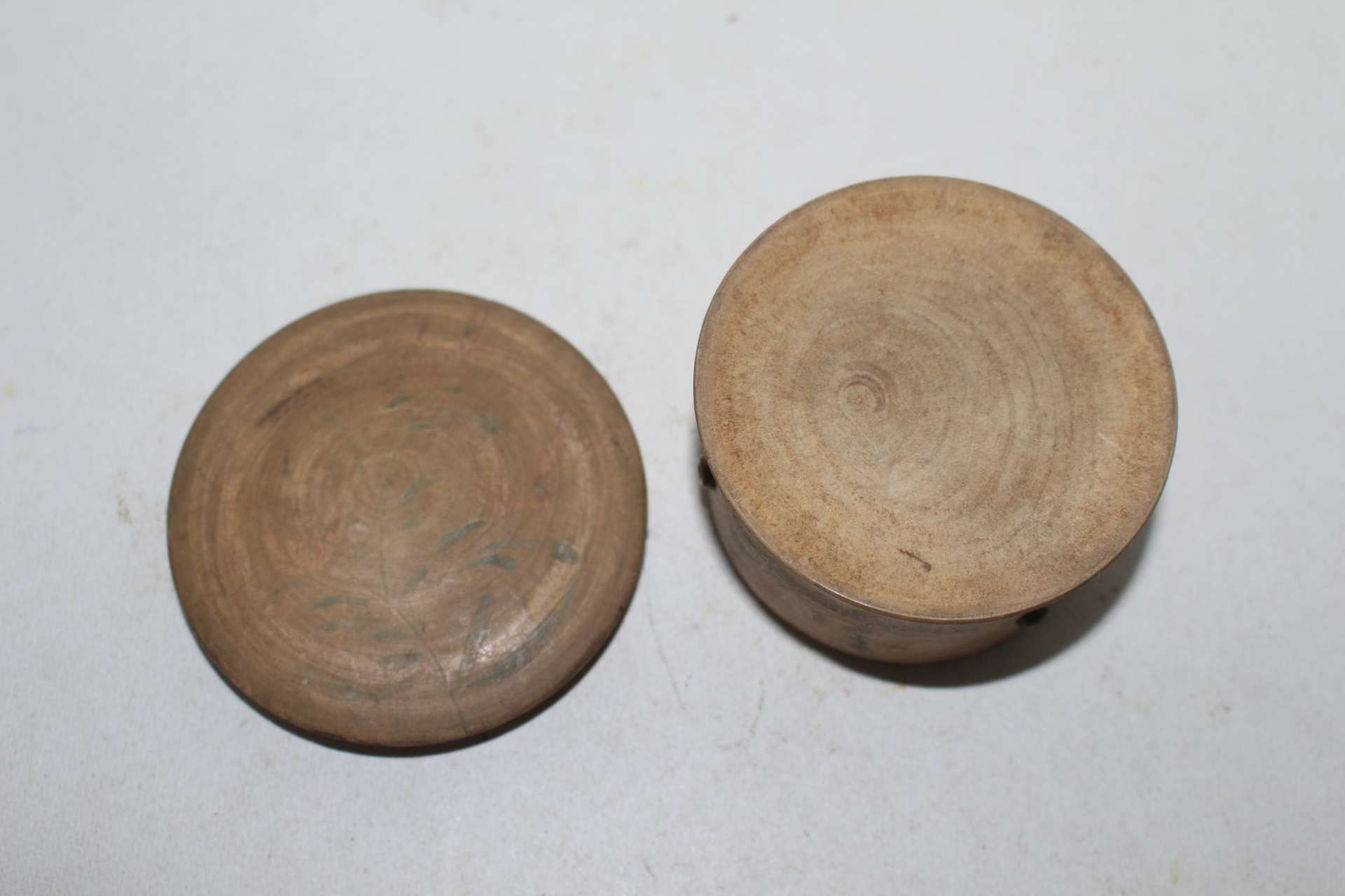 근대사 나무에 채색화문된 합