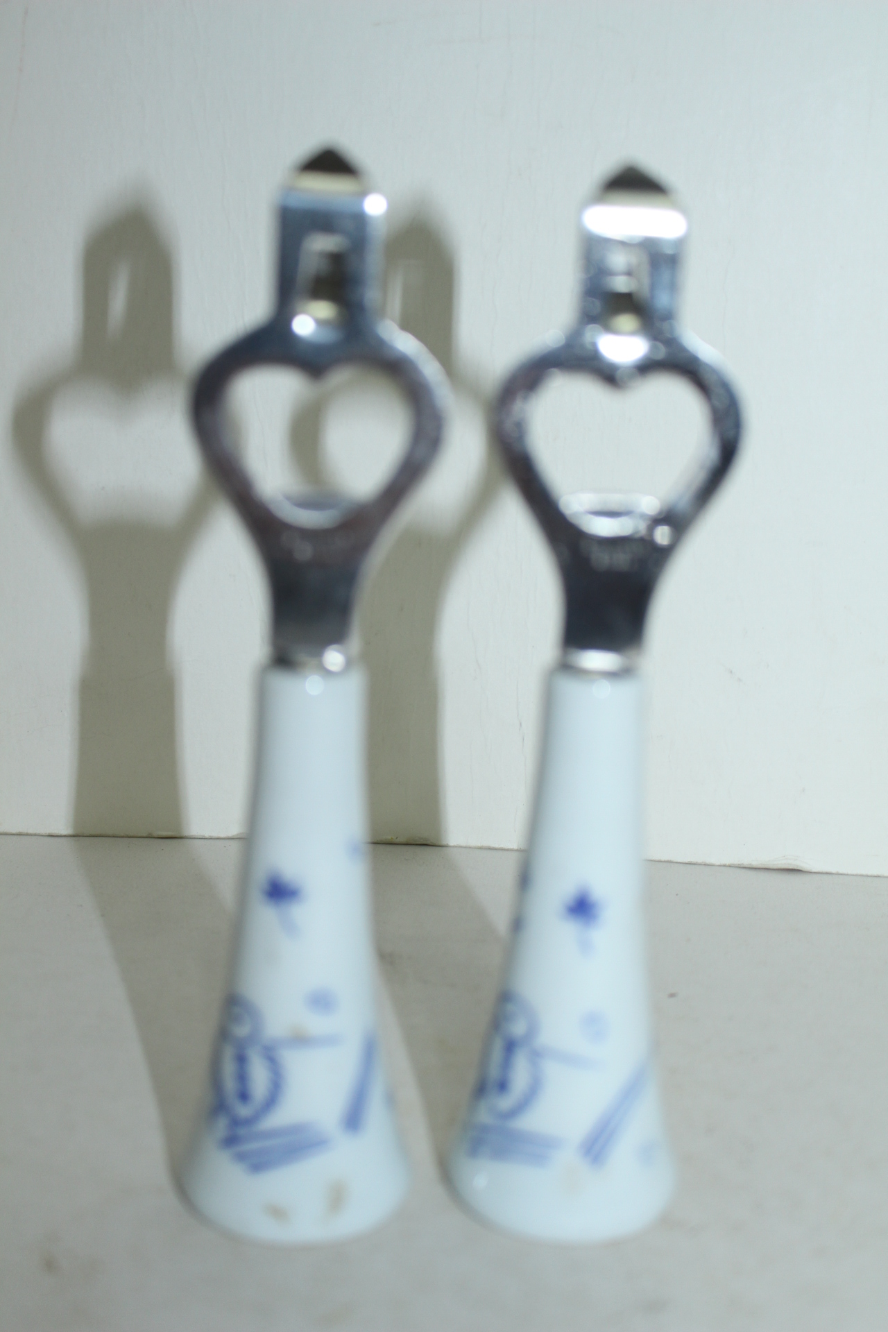 청화백자 화문 병따개 2점