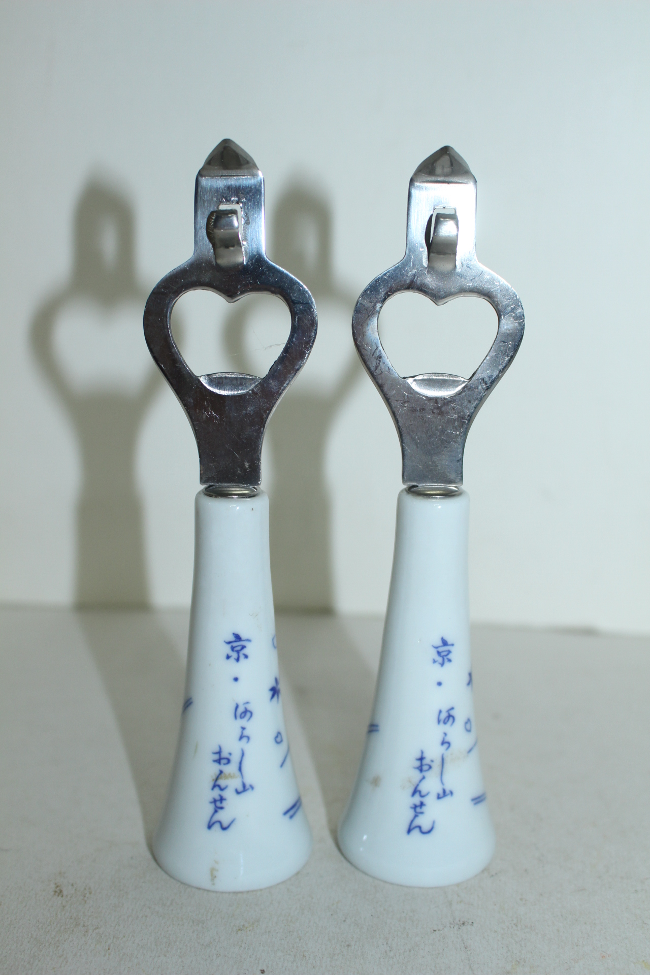 청화백자 화문 병따개 2점