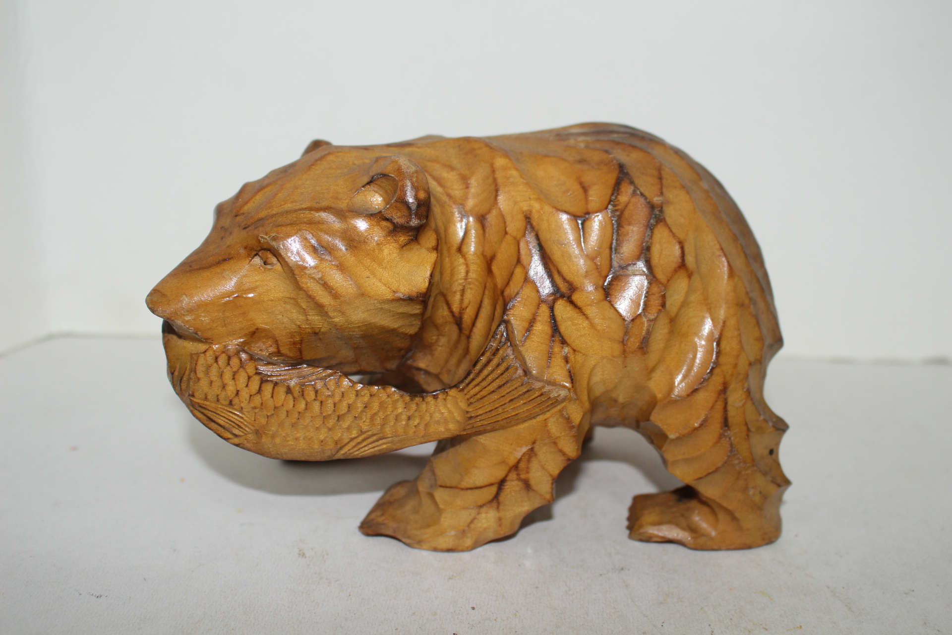 원목나무를 통으로 조각한 곰 조각상