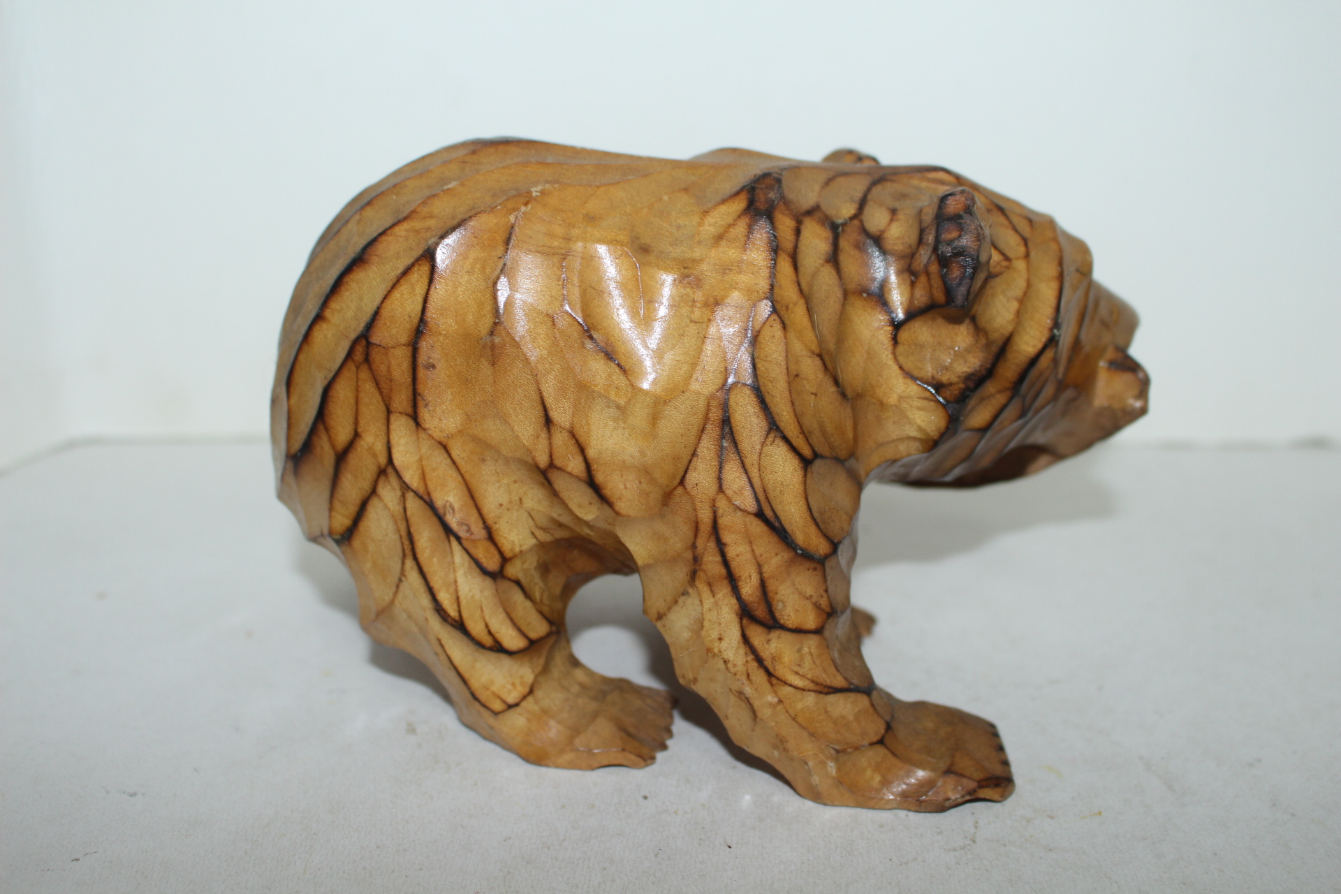 원목나무를 통으로 조각한 곰 조각상