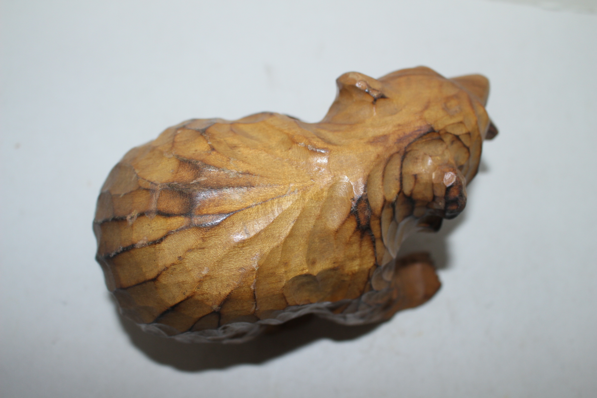 원목나무를 통으로 조각한 곰 조각상