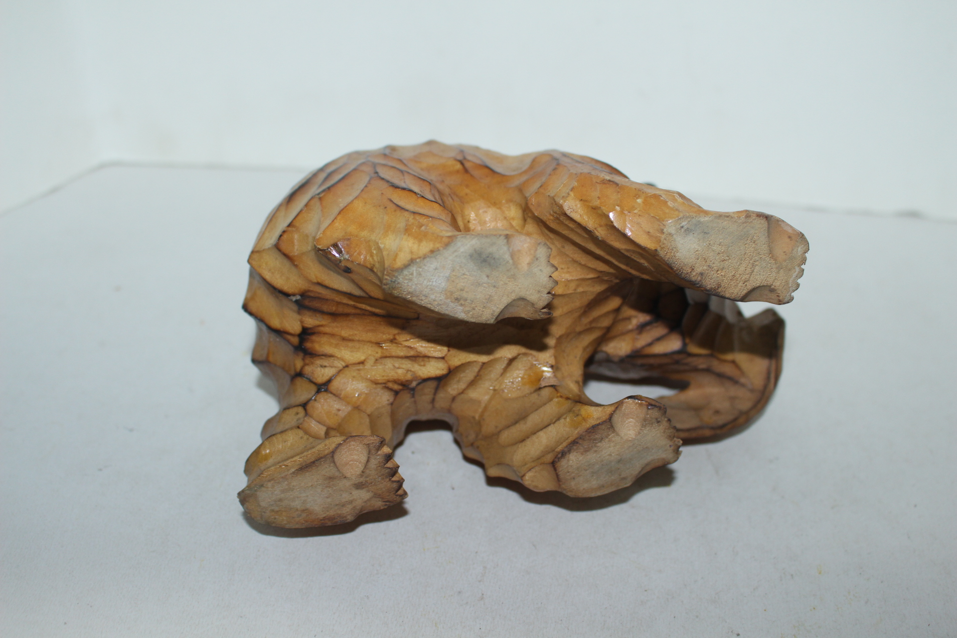 원목나무를 통으로 조각한 곰 조각상