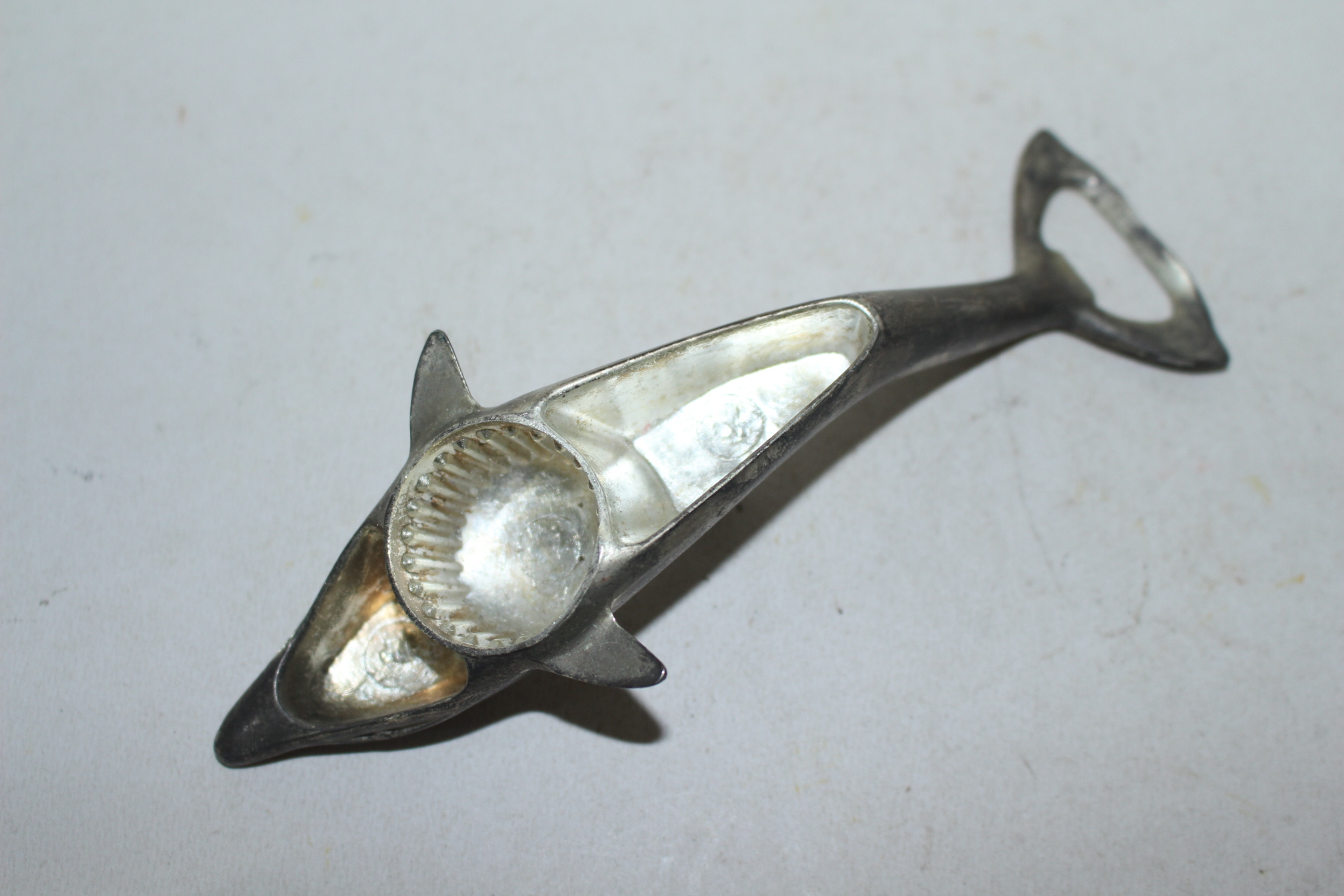 주석합금재질로된 고래모양 병따개