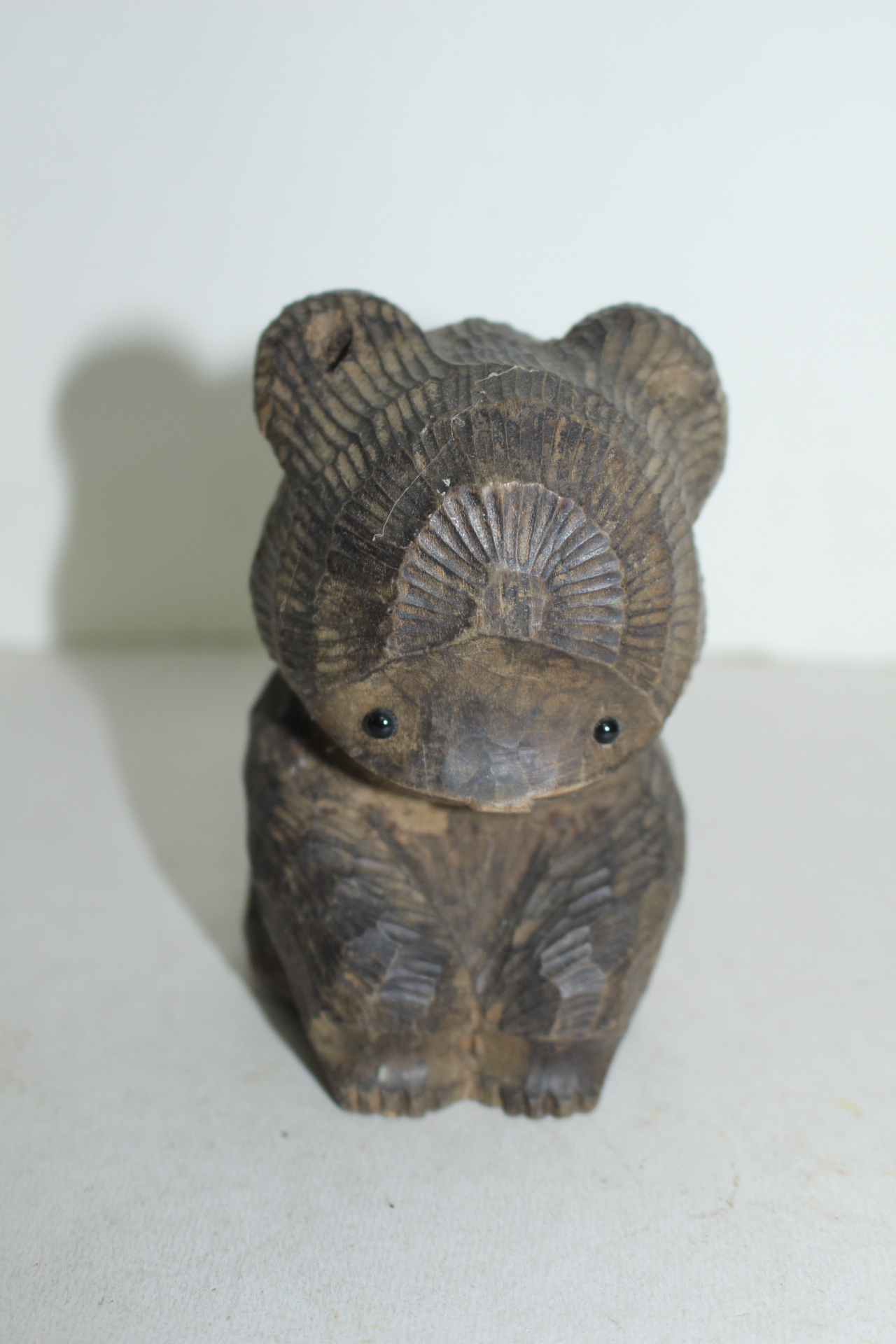 나무를 통으로 조각한 곰 조각상