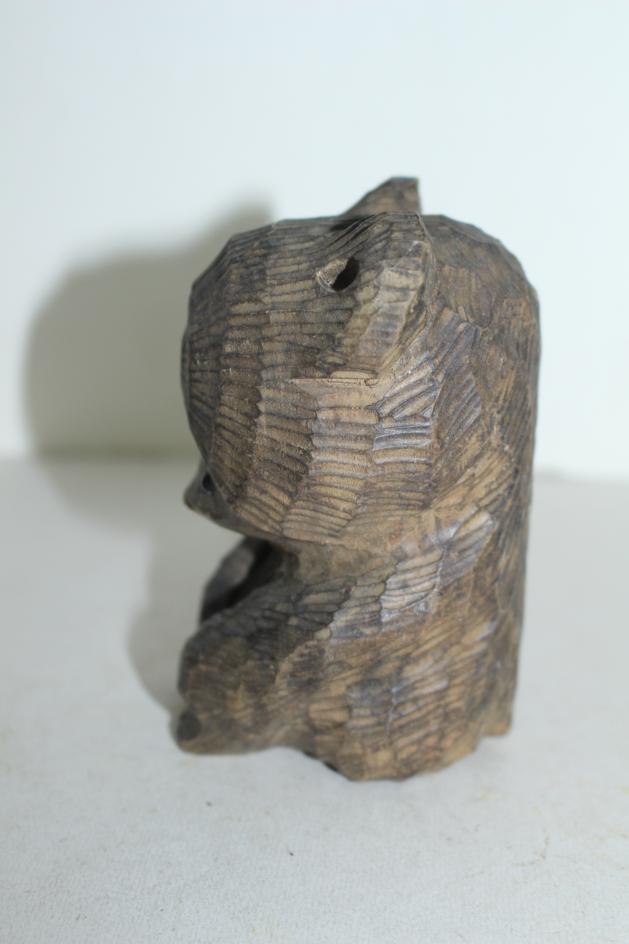 나무를 통으로 조각한 곰 조각상