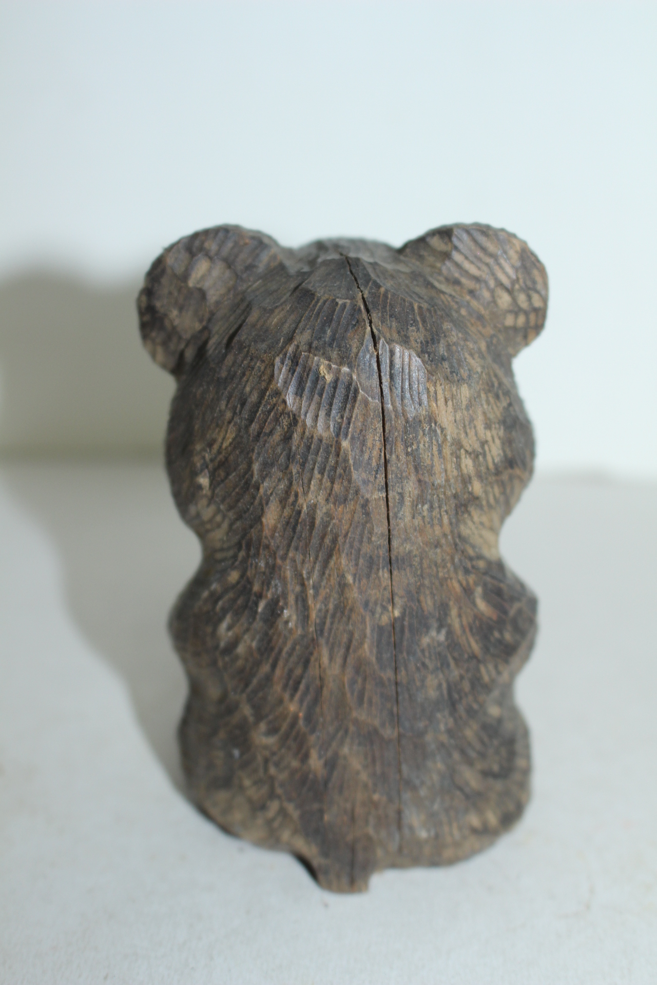 나무를 통으로 조각한 곰 조각상