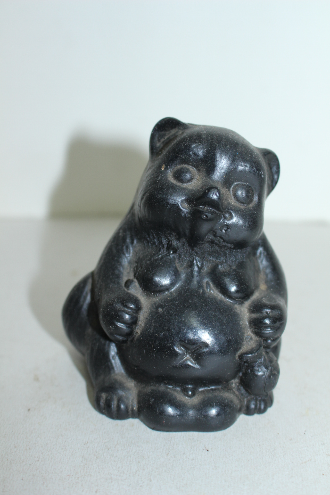 특이한 재질로된 곰 조각상