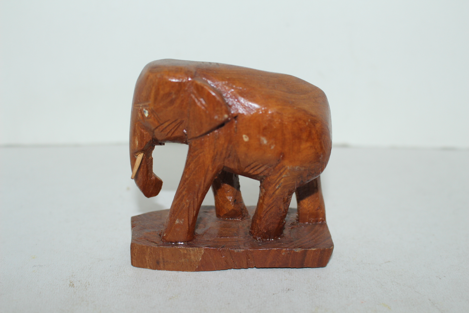 나무로된 코끼리 조각상