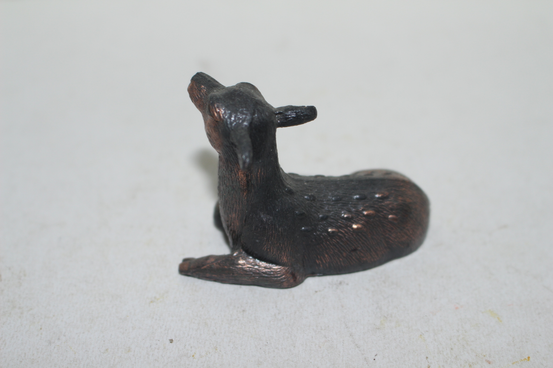 주석재질로된 사슴 조각상