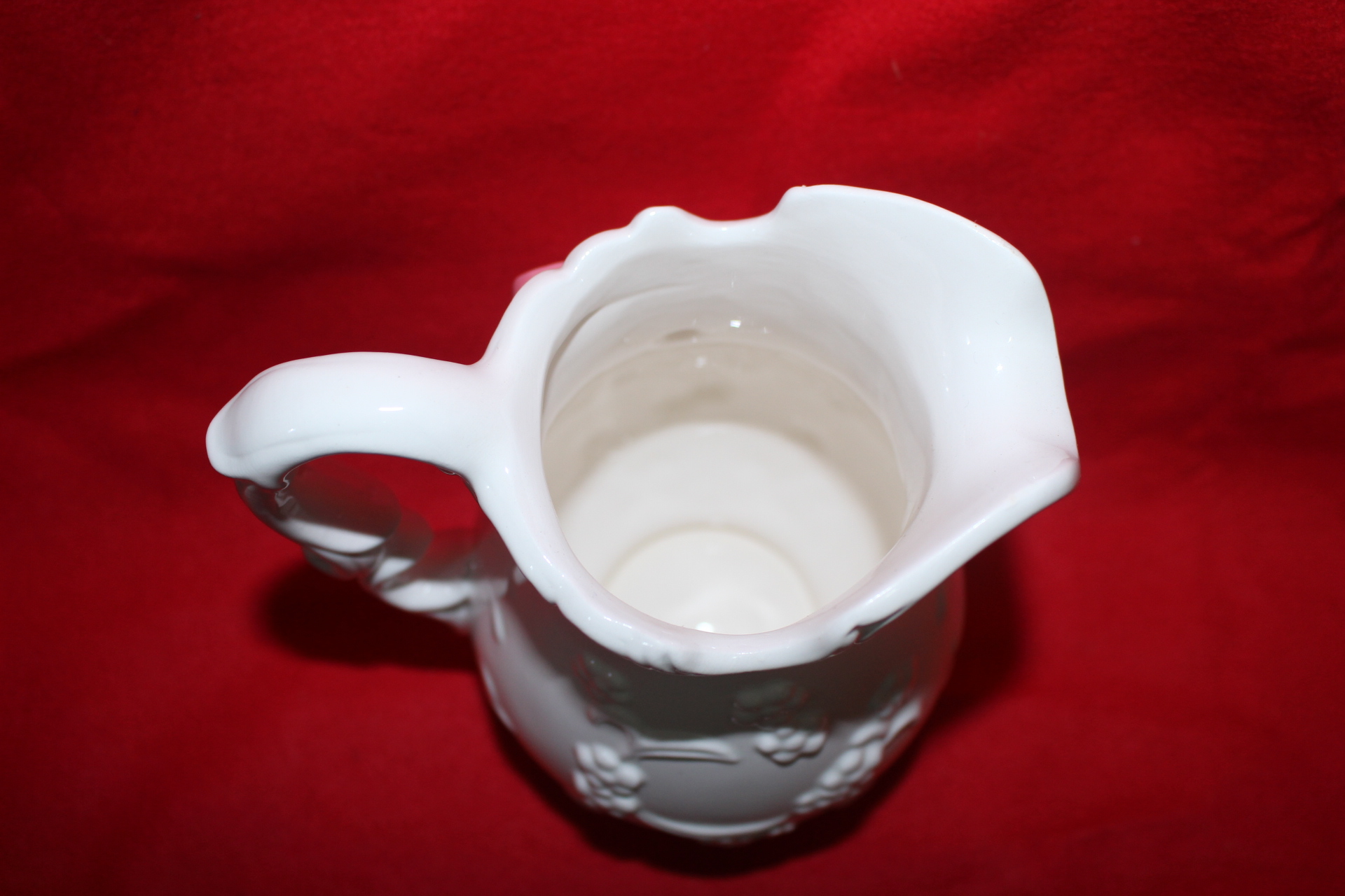 진사백자 양각화문 주자호