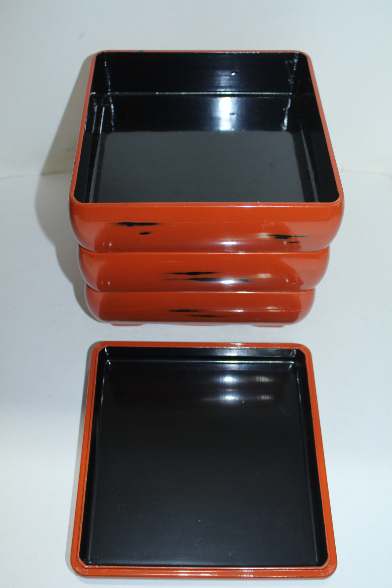 나무에 옷칠이된 사각 삼단합