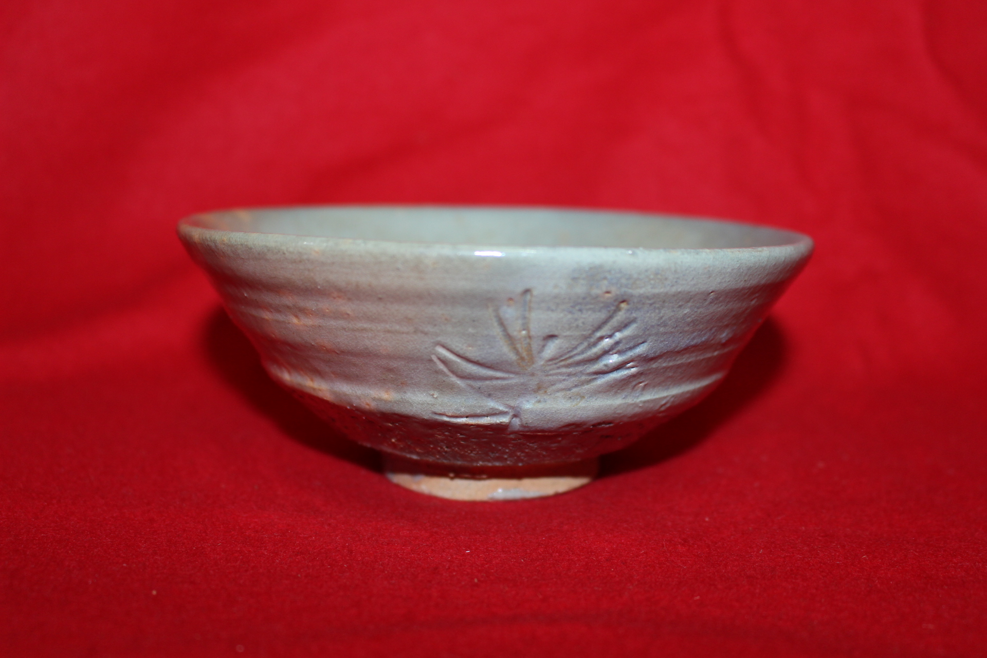 홍화꽃이 핀 청자 말찻잔