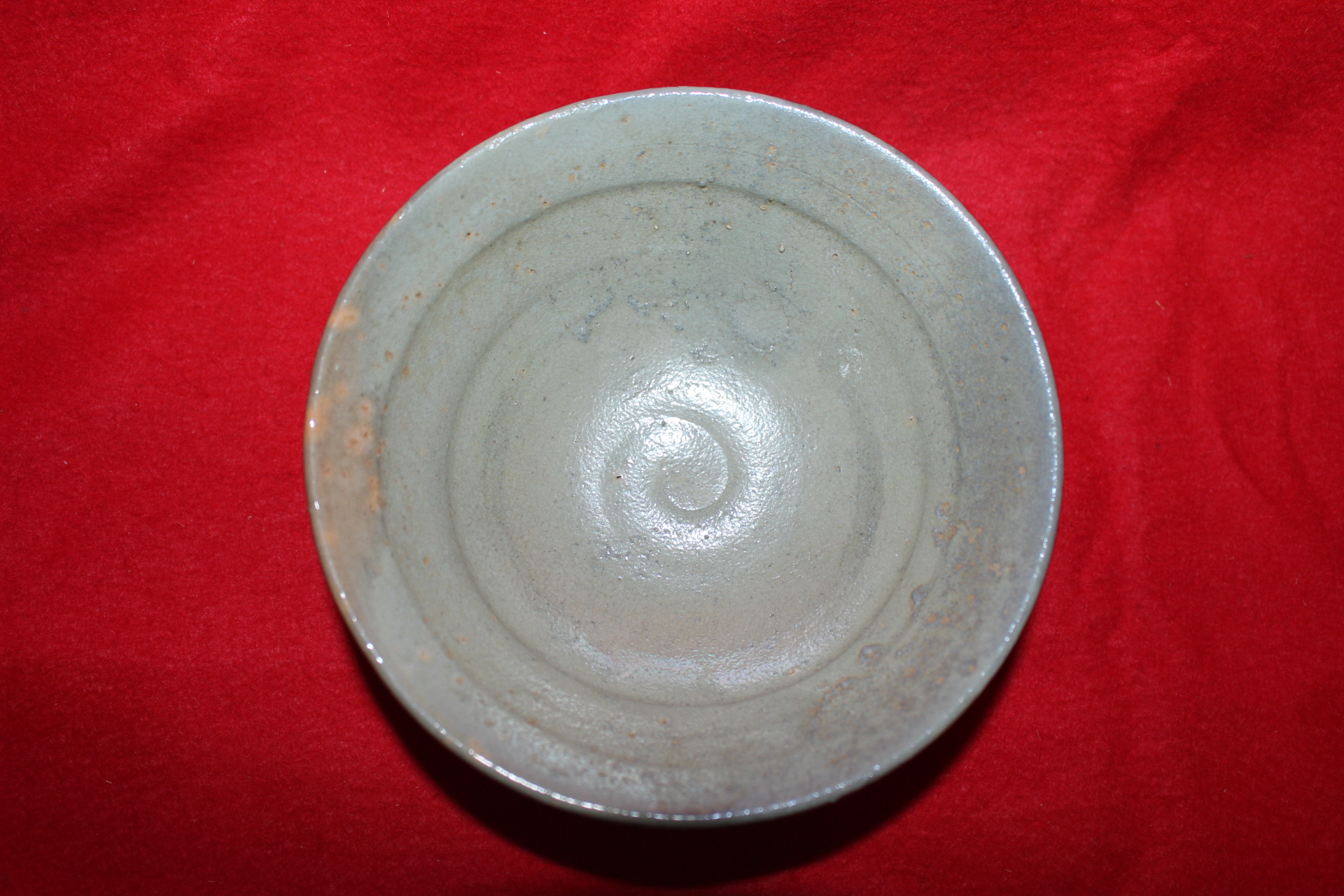 홍화꽃이 핀 청자 말찻잔