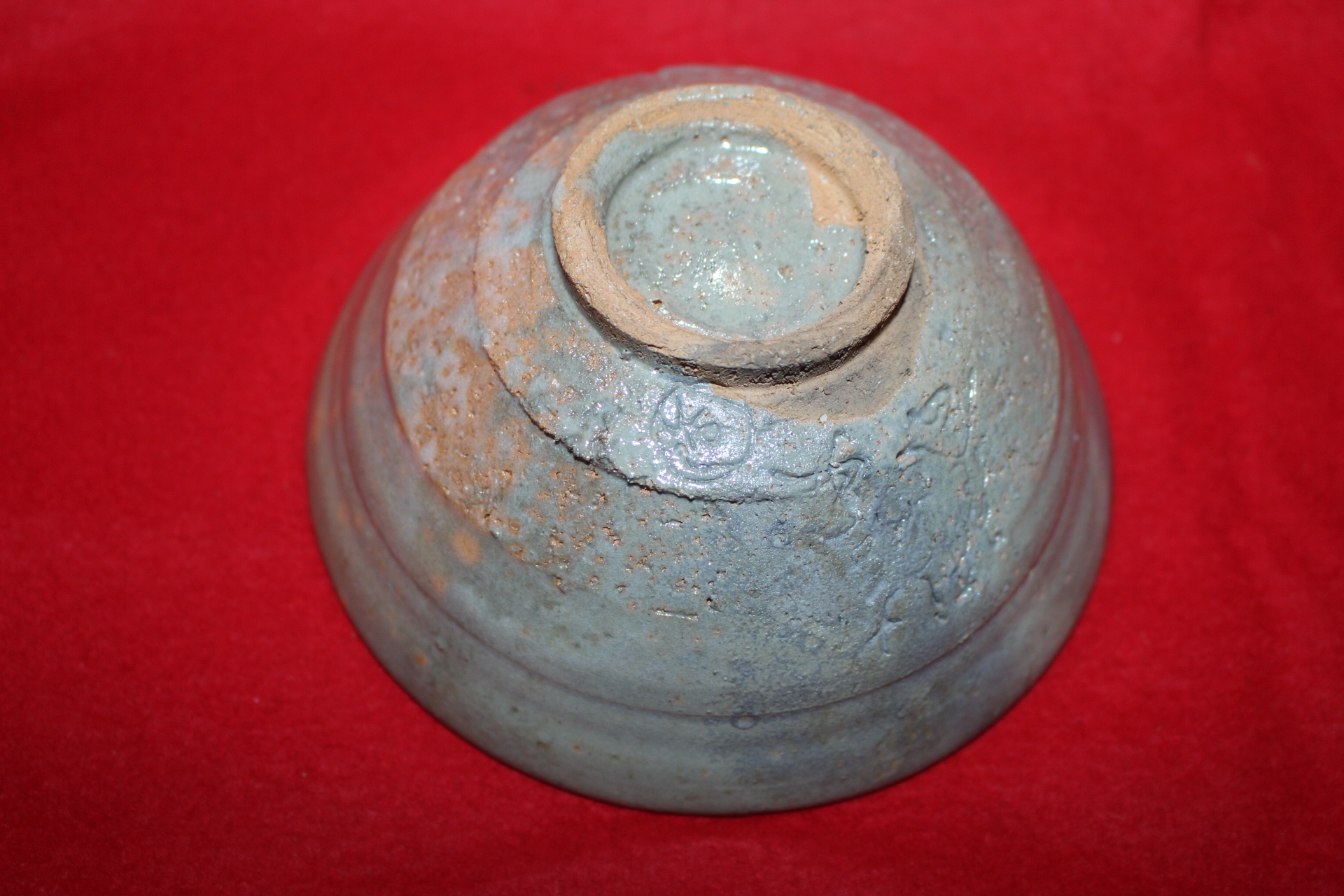 홍화꽃이 핀 청자 말찻잔