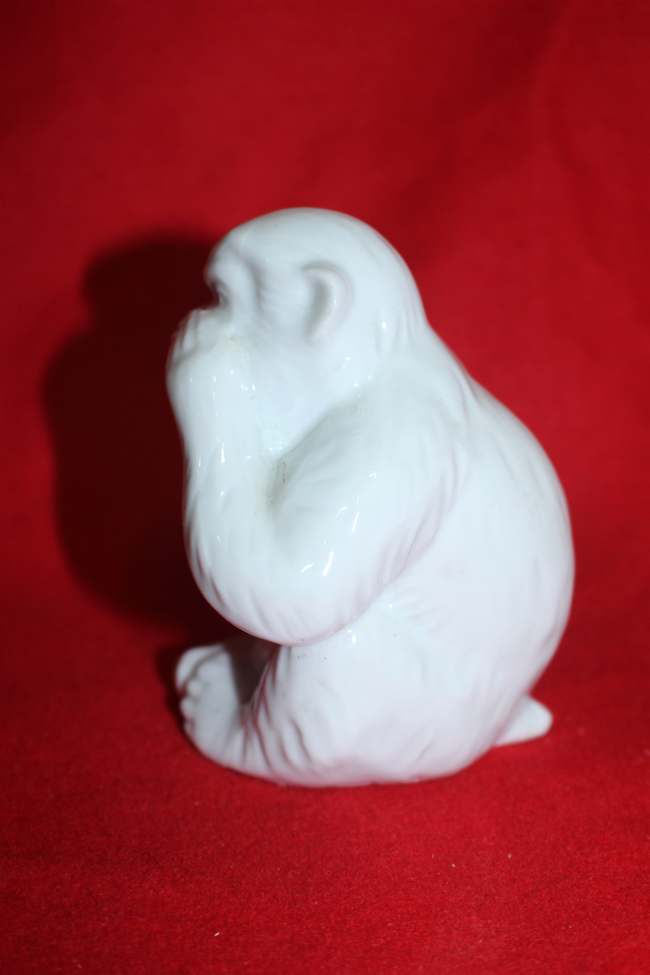 순백자 원숭이 조각상