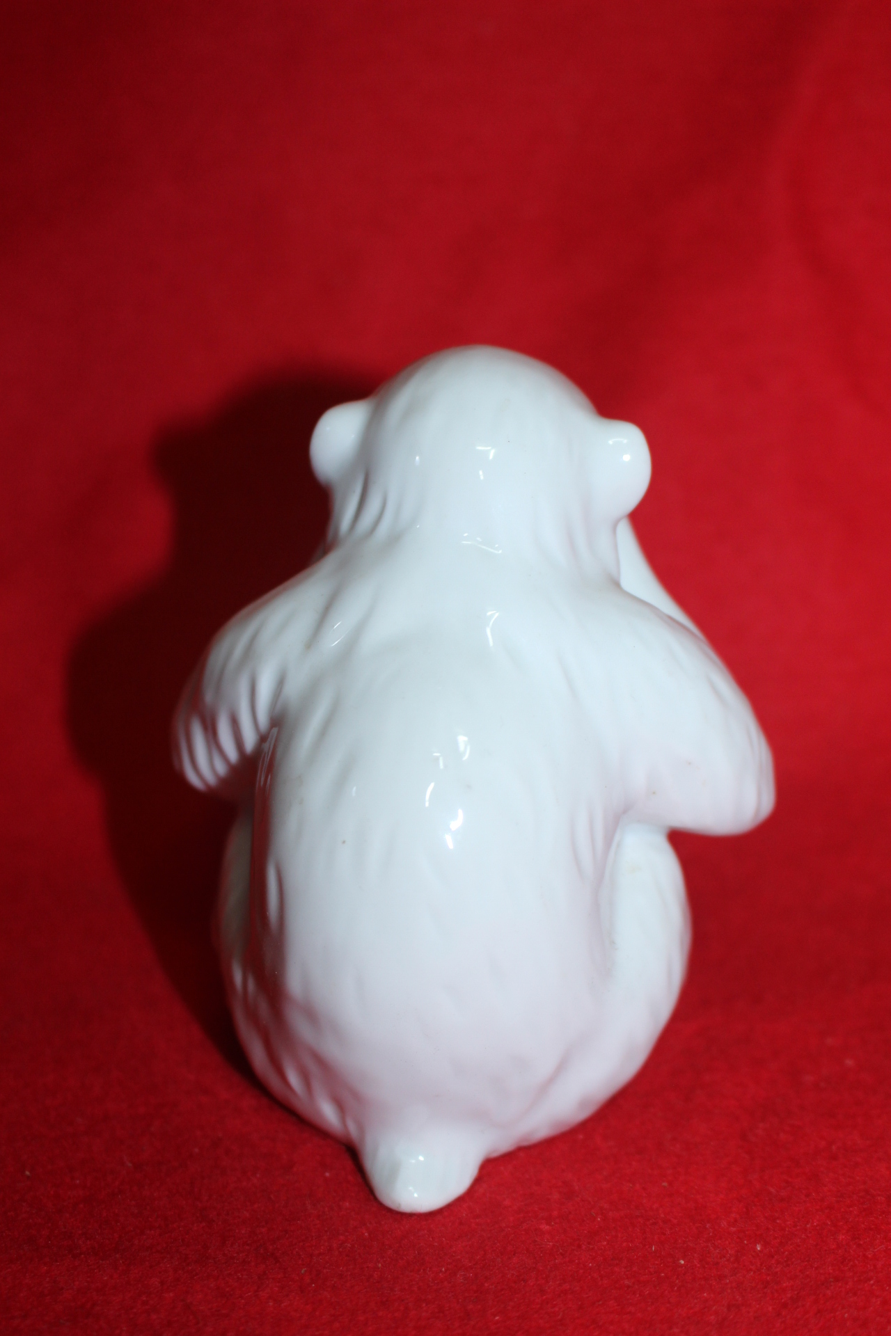 순백자 원숭이 조각상