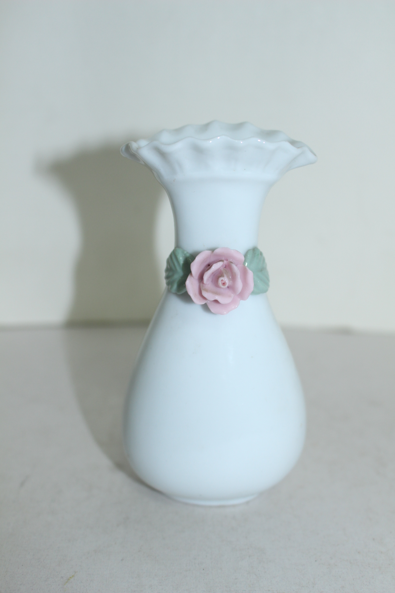 청화백자 양각화문 화병