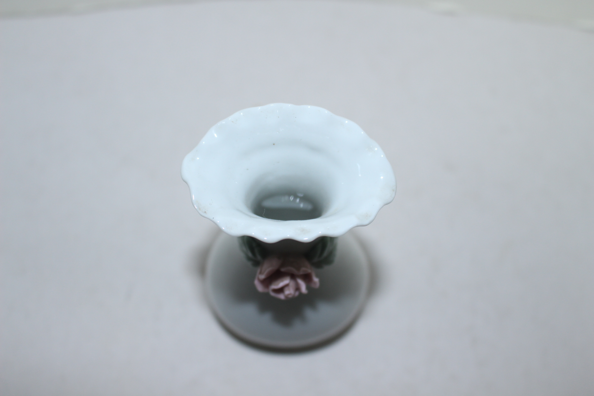 청화백자 양각화문 화병