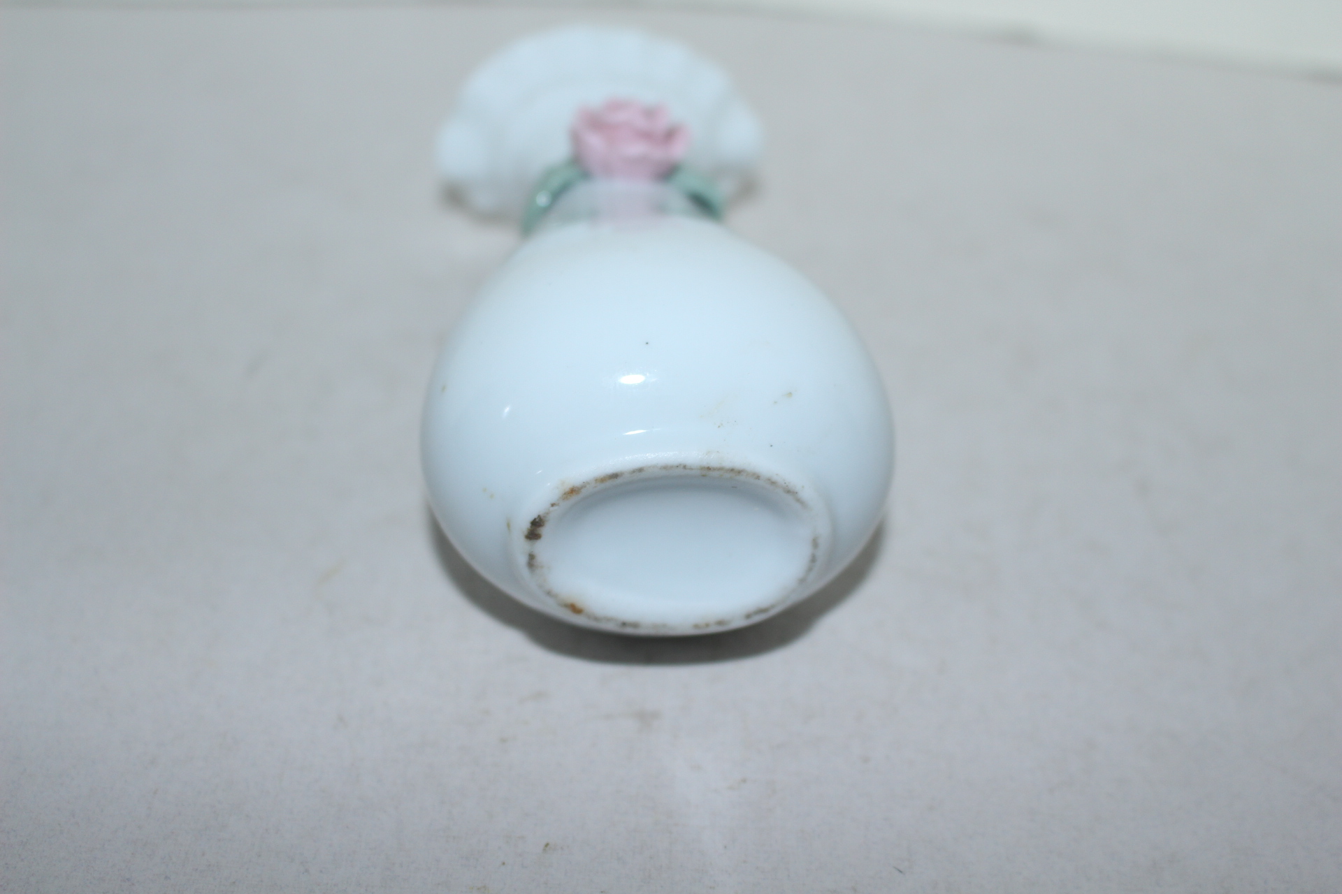 청화백자 양각화문 화병