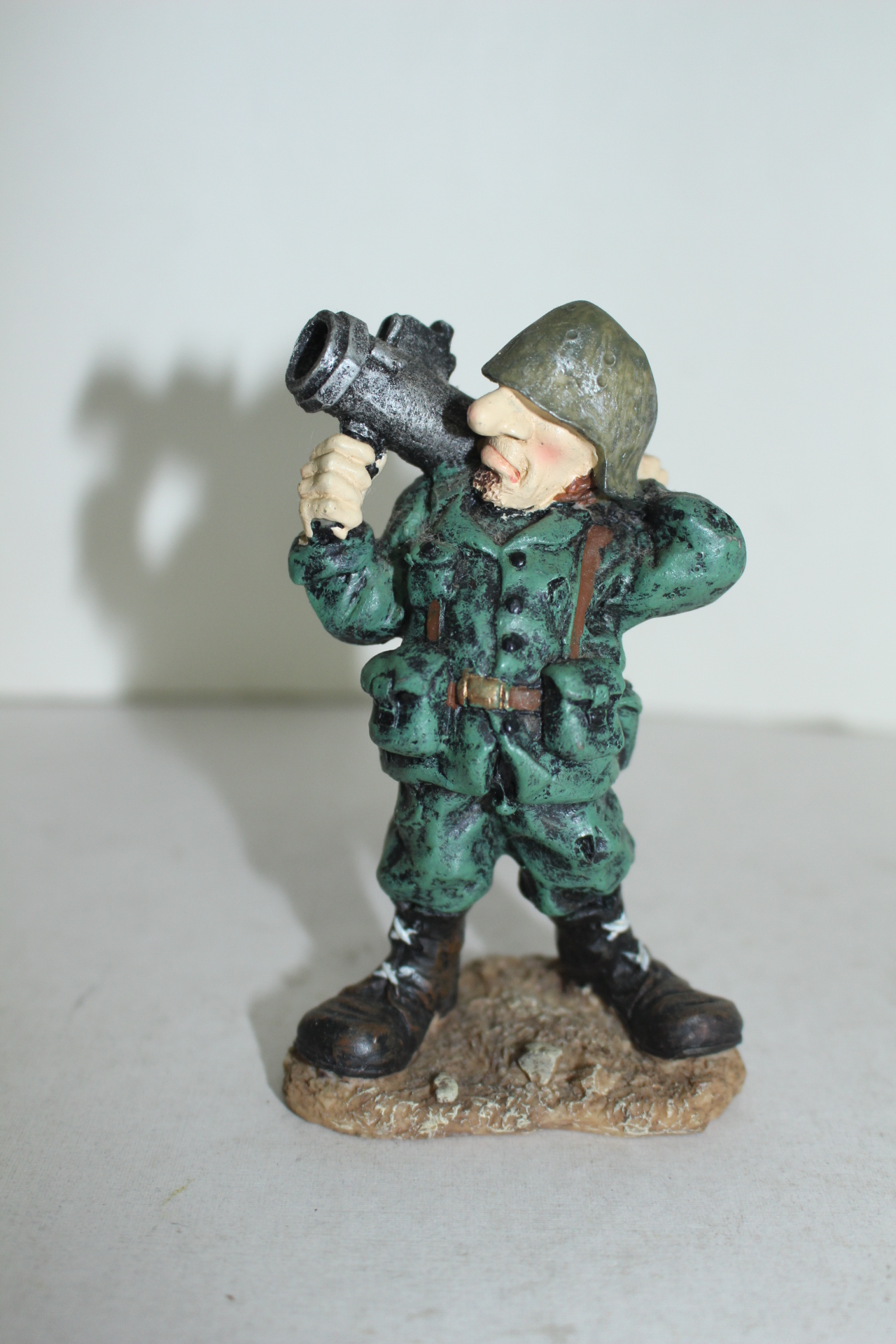 박격포를 든 군인 조각상