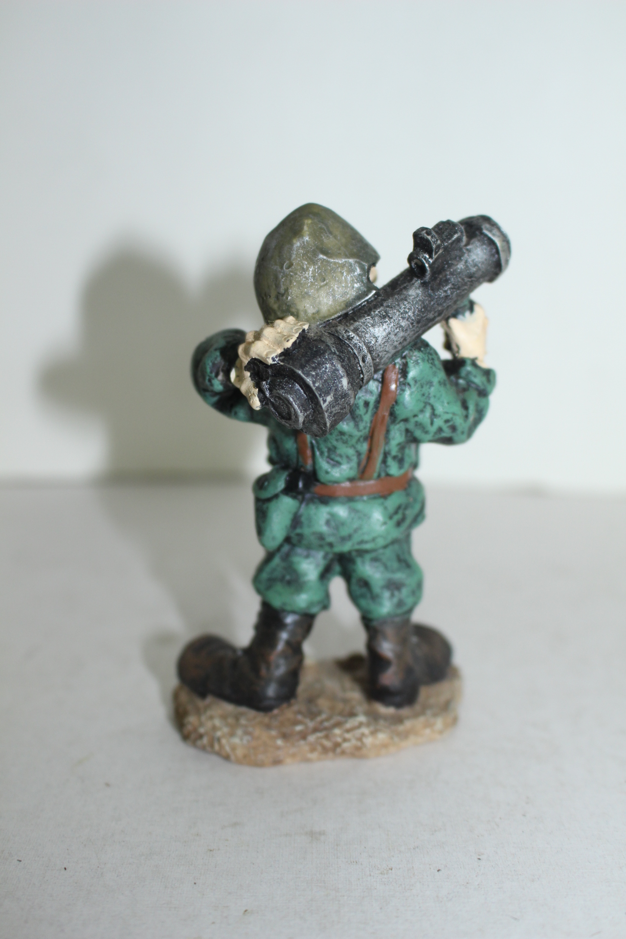 박격포를 든 군인 조각상