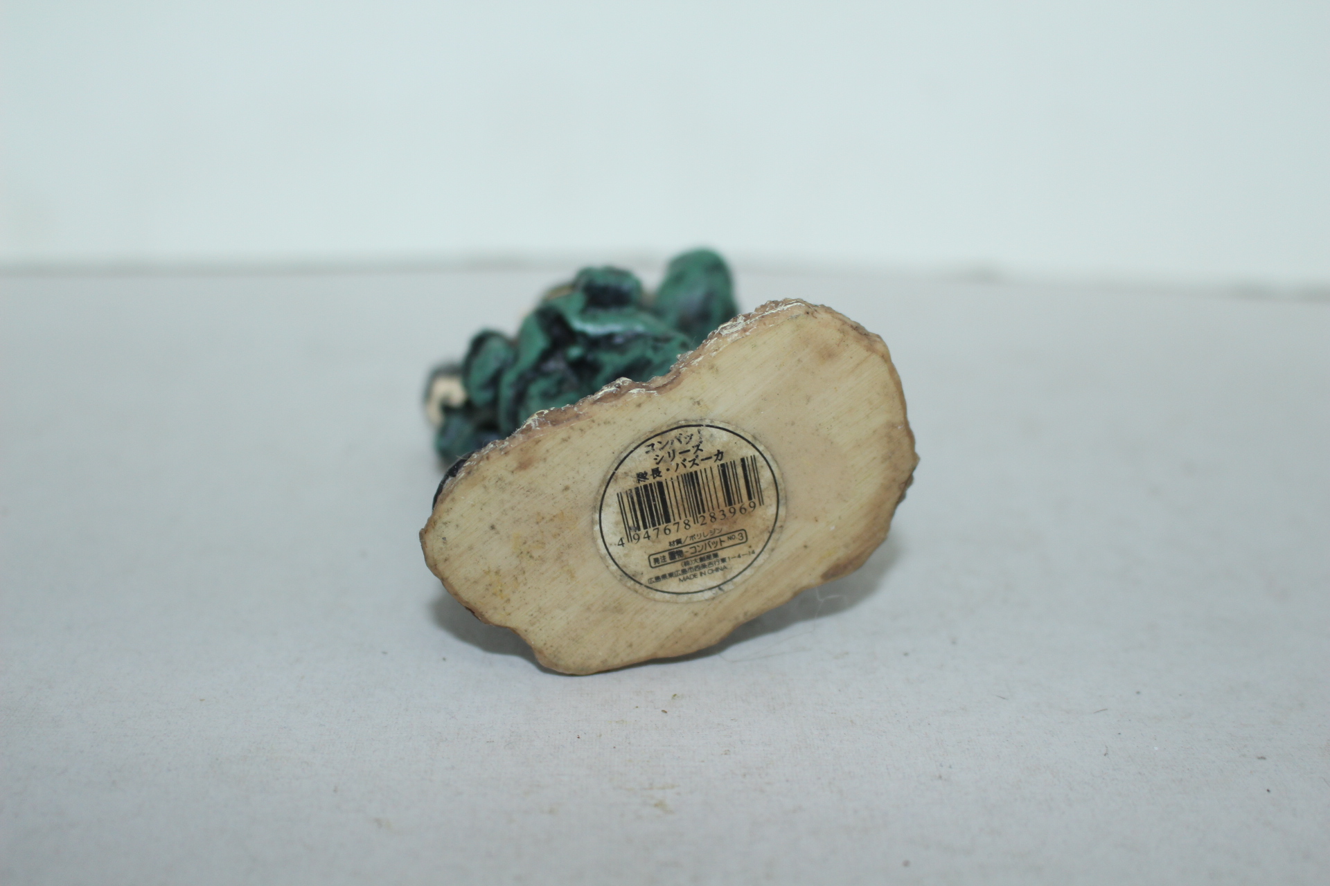 박격포를 든 군인 조각상