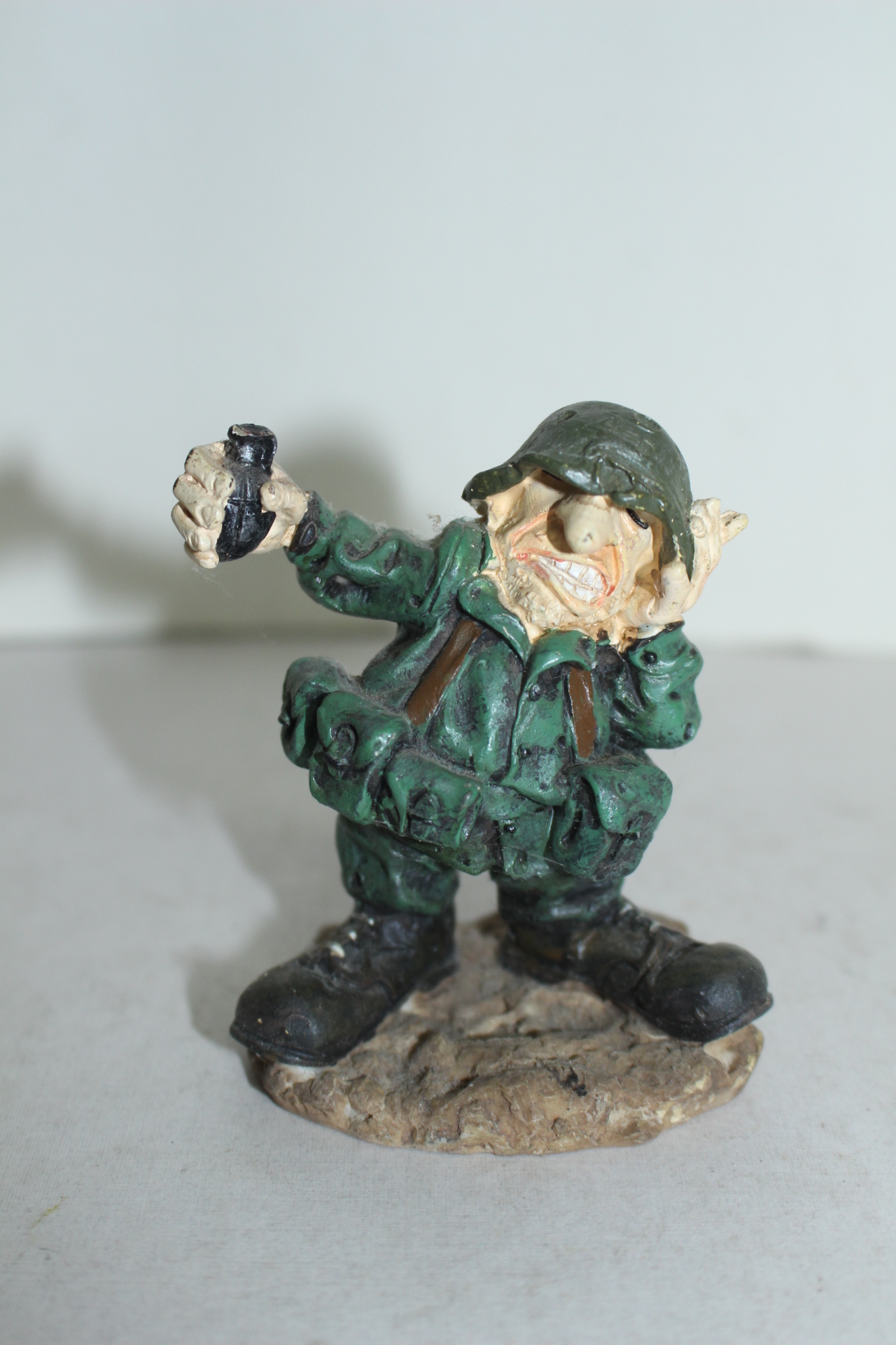 수류탄을 든 군인 조각상