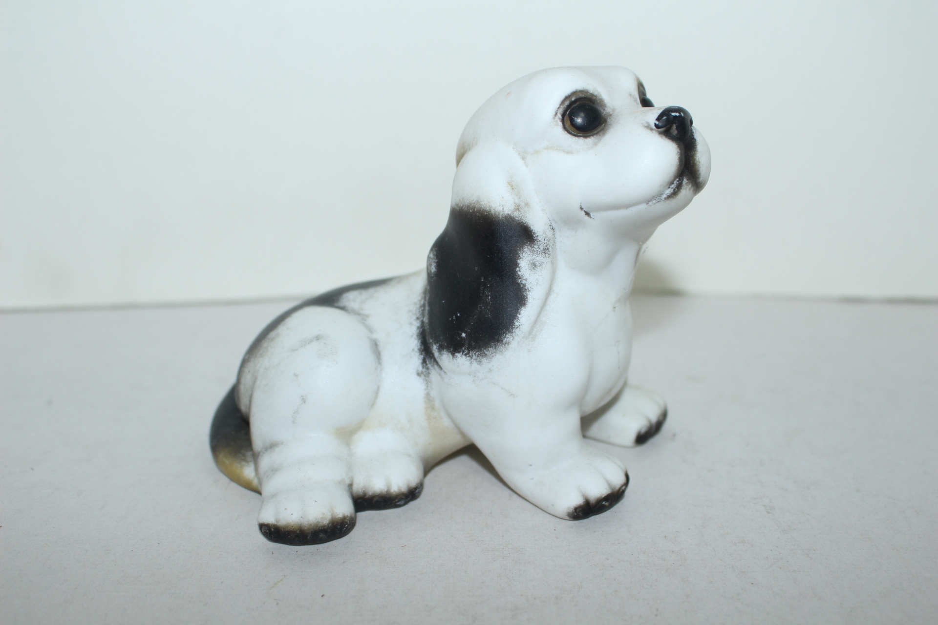 청자도자기 개 조각상