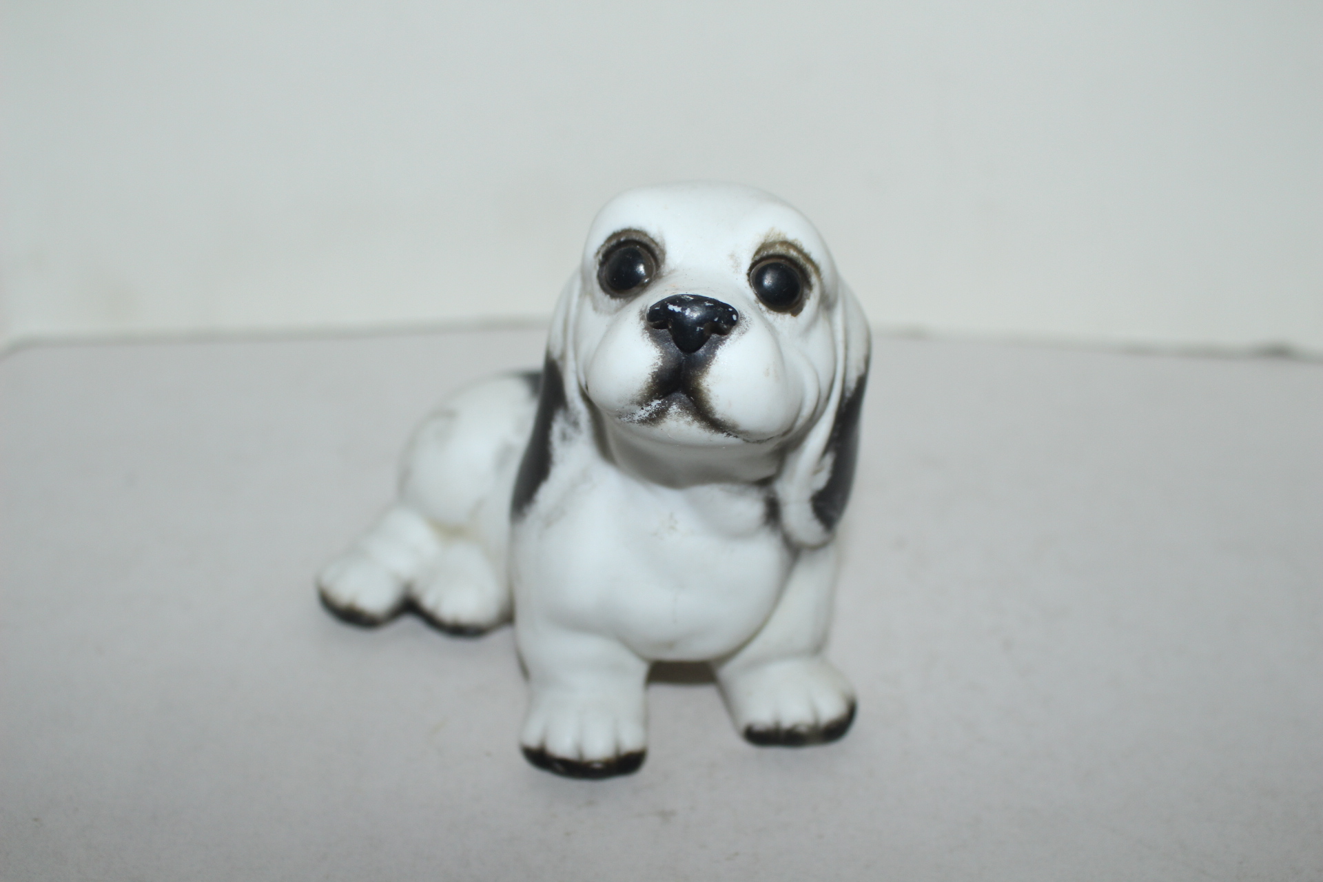 청자도자기 개 조각상