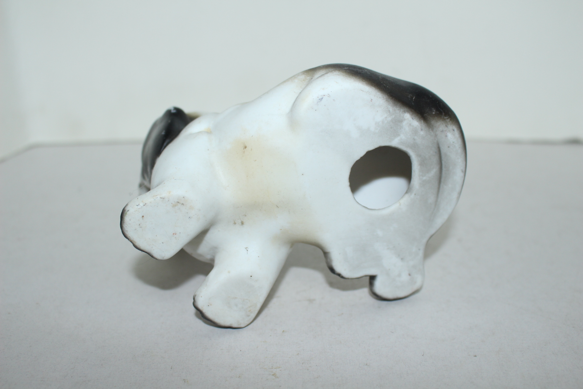 청자도자기 개 조각상