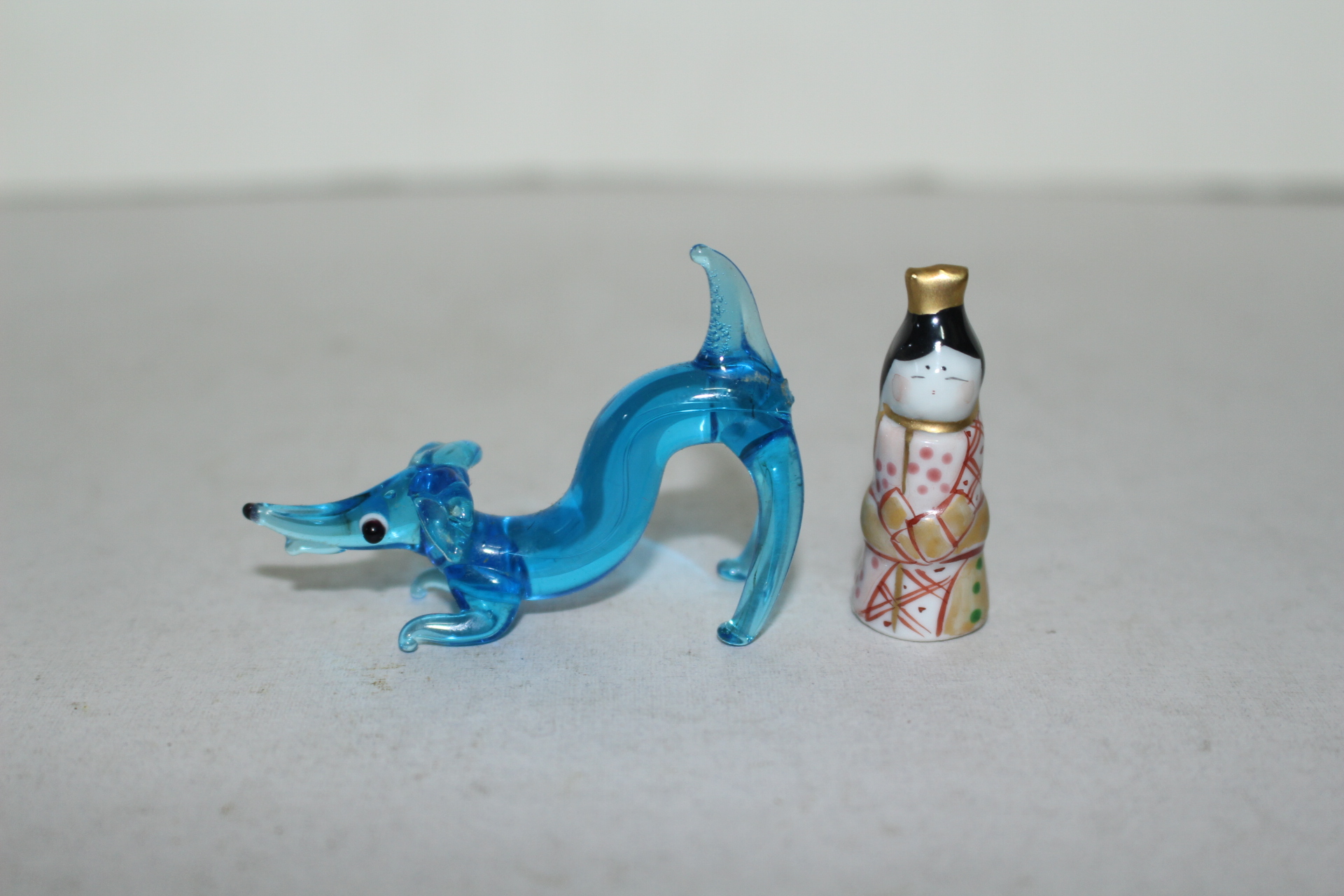 소형크기의 유리동물조각과 도자기여인 조각