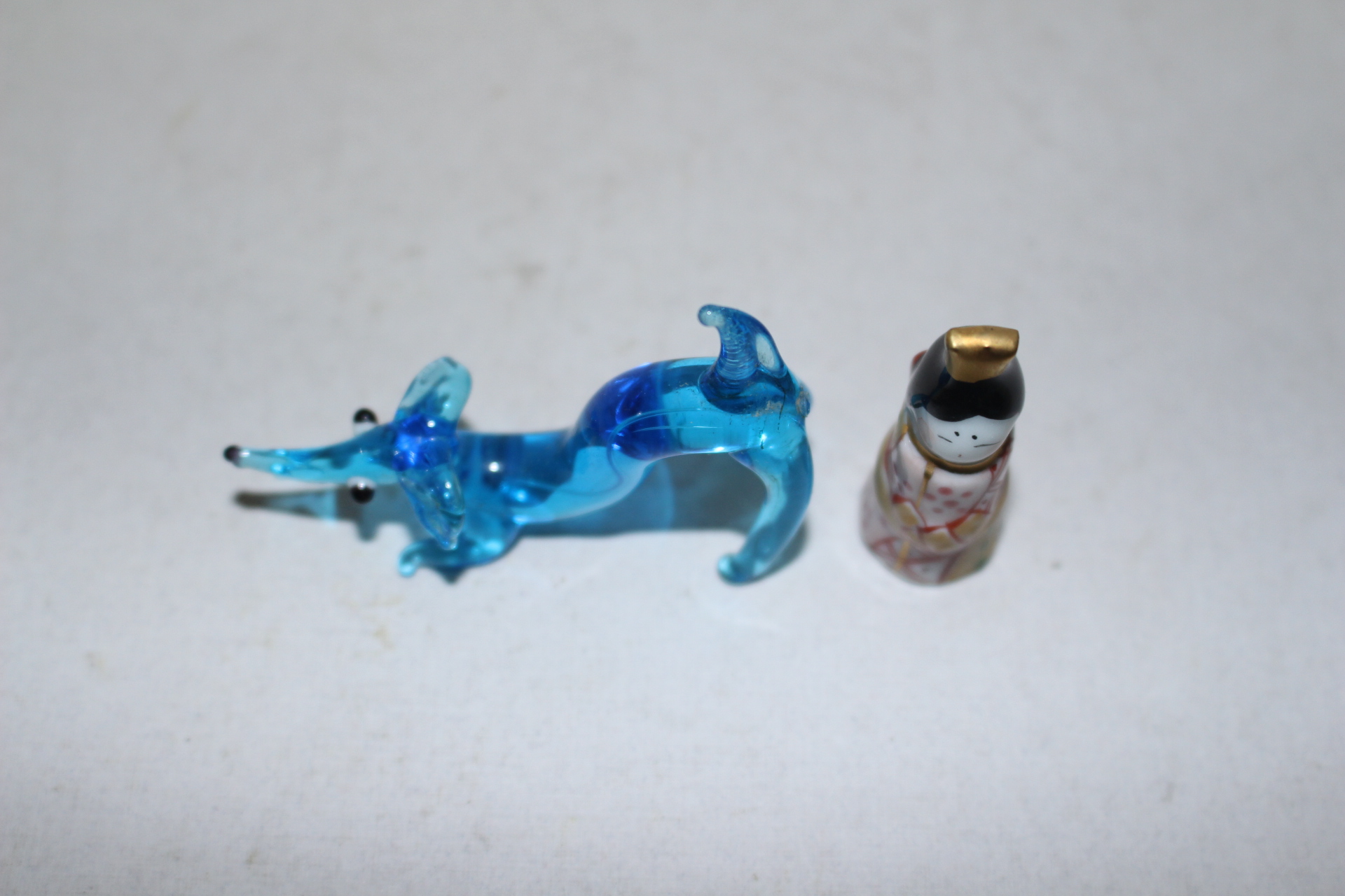 소형크기의 유리동물조각과 도자기여인 조각