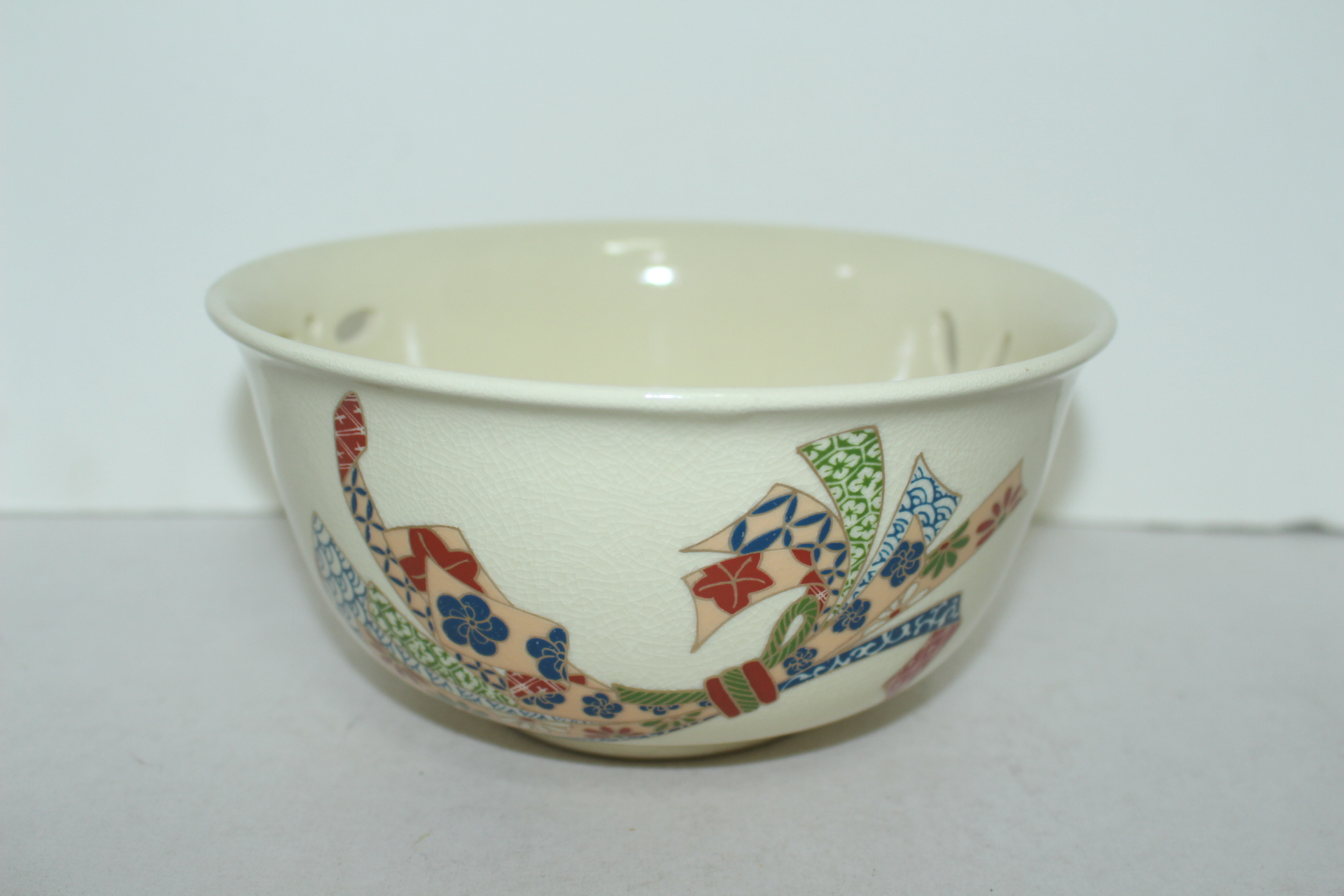 사스마분청자 진사금채화문 투각 대완