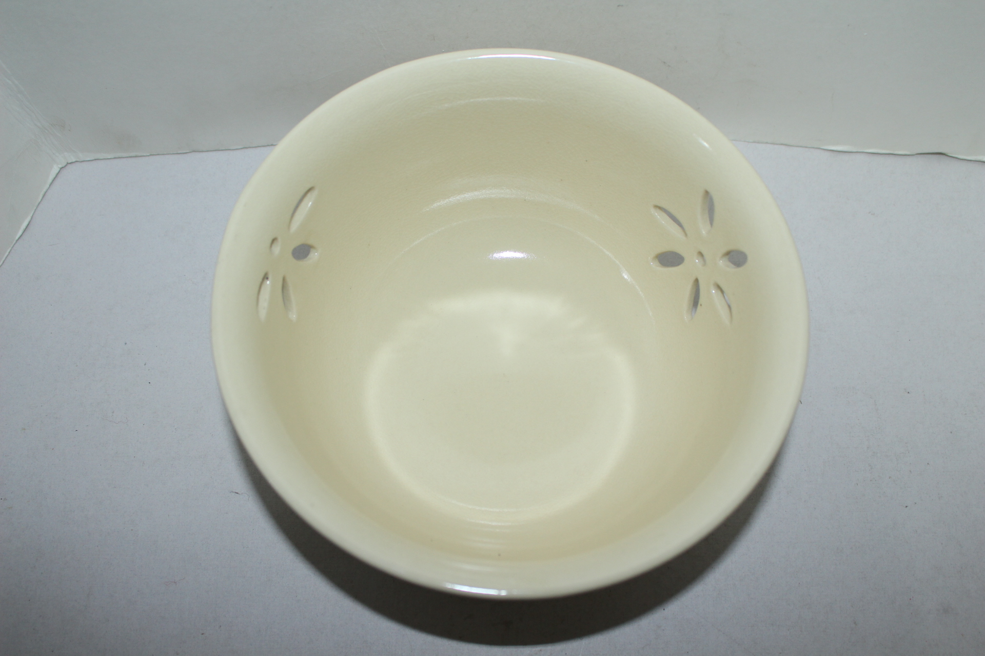 사스마분청자 진사금채화문 투각 대완