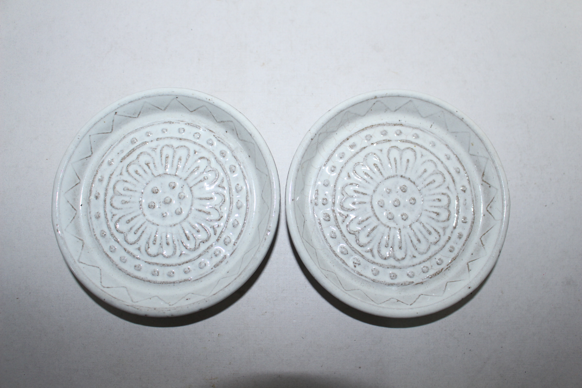 분청자 양각당초기와문 완 2점