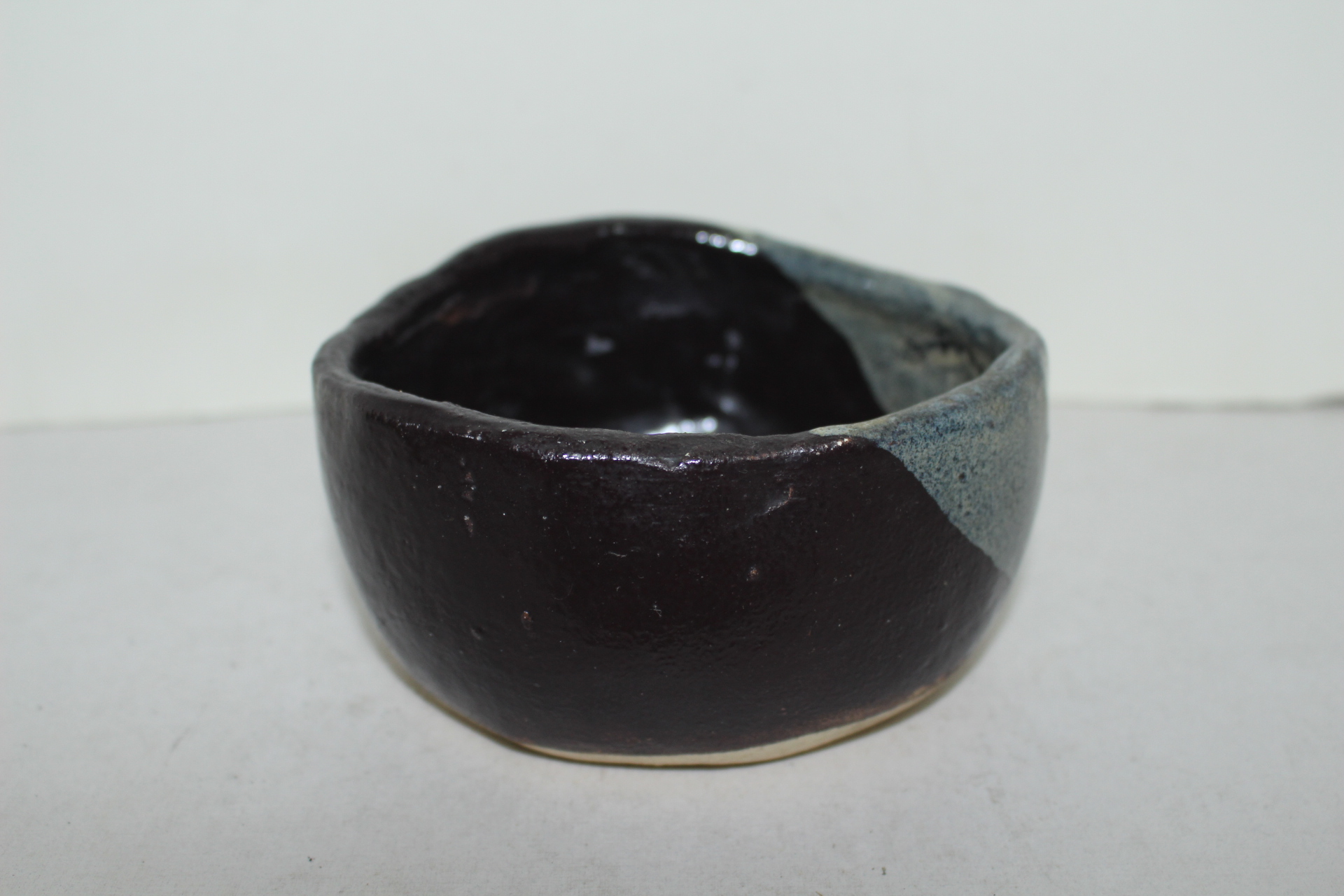 흑유청자 백채흘림 말찻잔