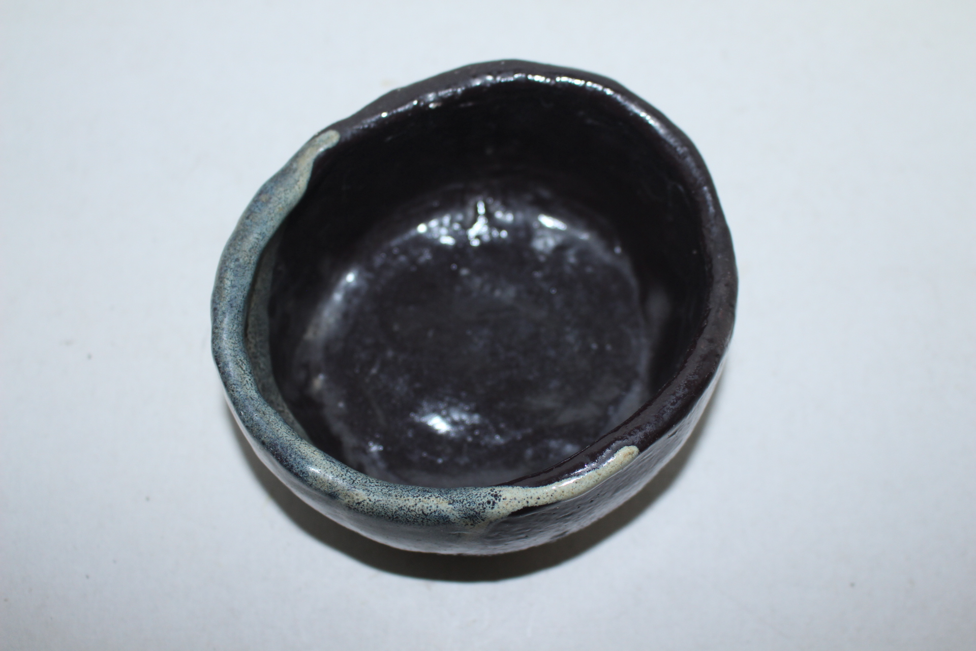 흑유청자 백채흘림 말찻잔