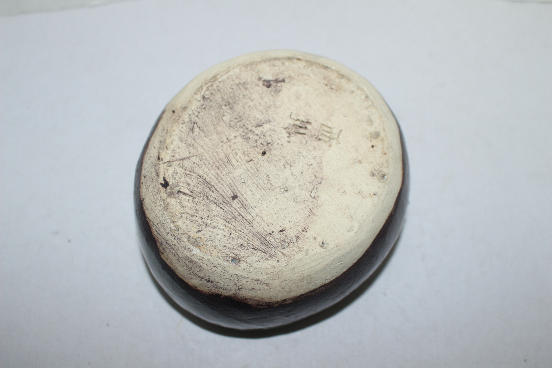 흑유청자 백채흘림 말찻잔