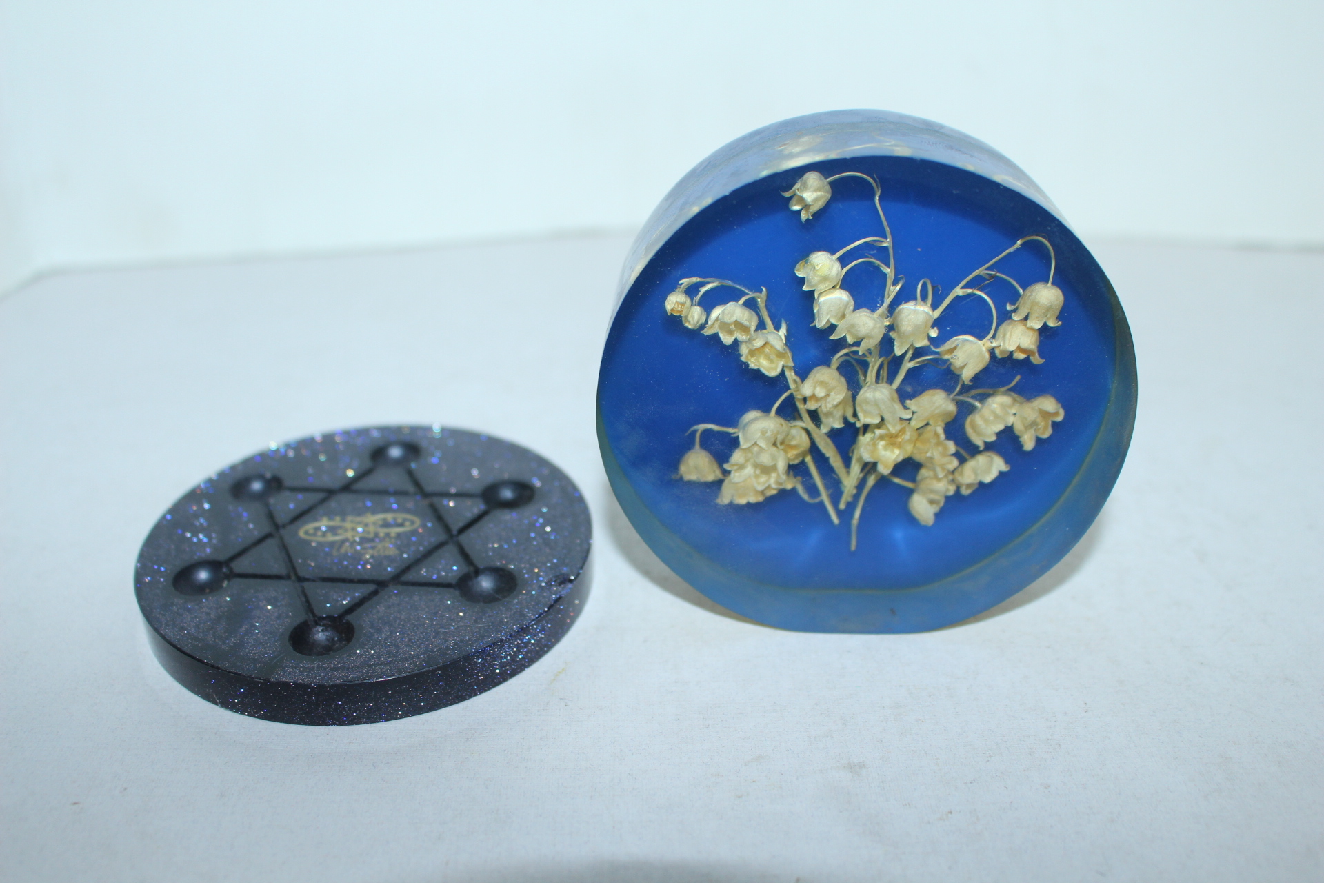 별모양 찻잔받침과 꽃장식된 문진 장식품