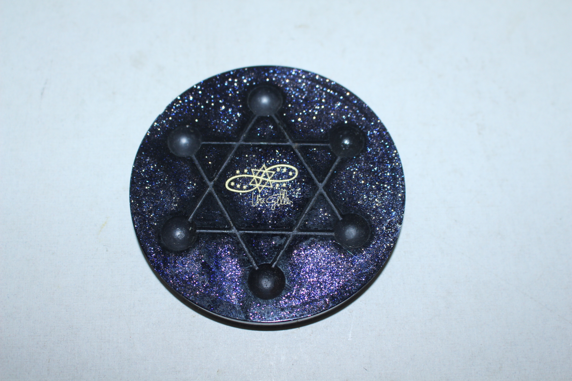 별모양 찻잔받침과 꽃장식된 문진 장식품